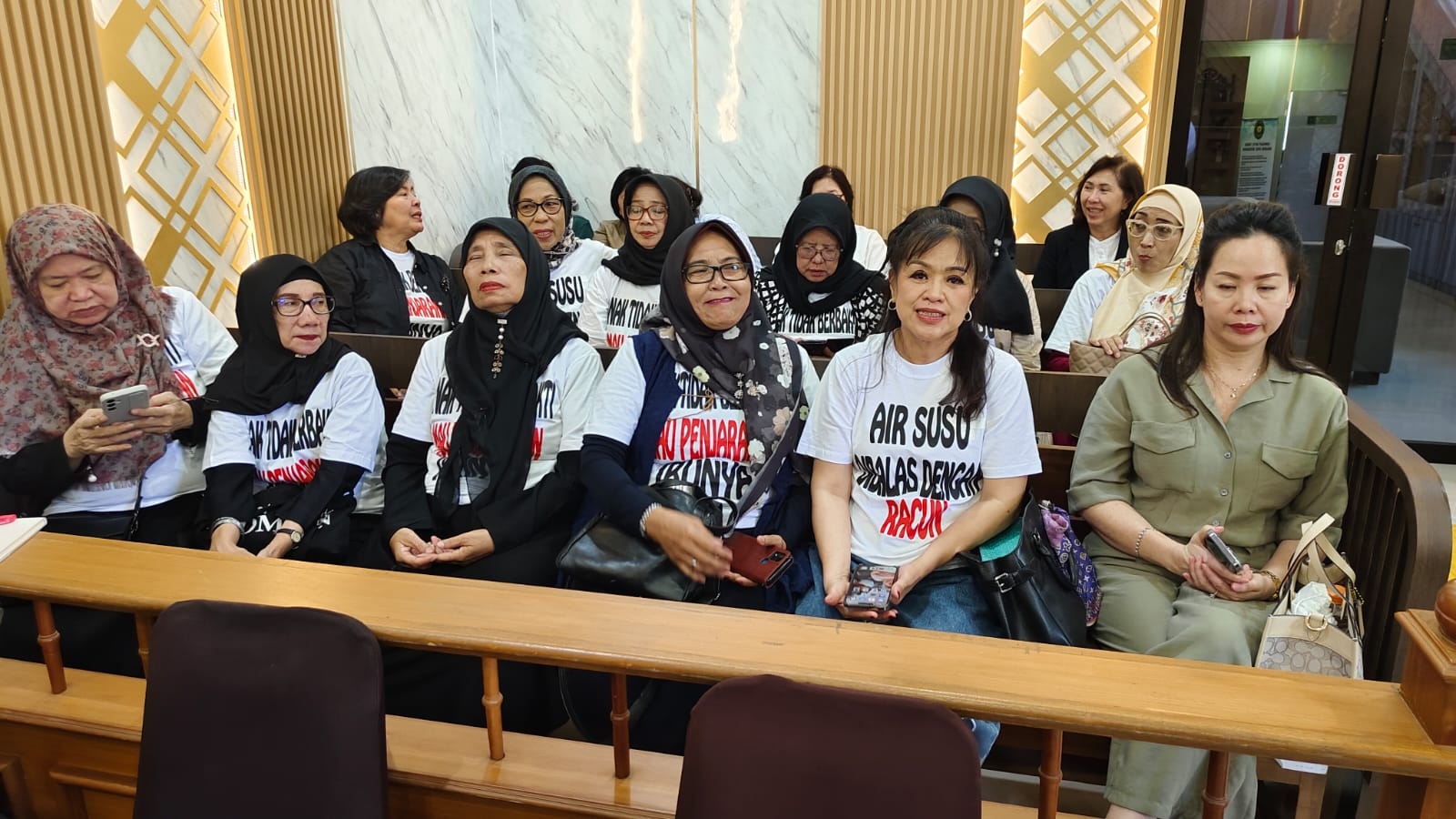 Kasus Anak Pidanakan Orang Tua, Warga Berikan Dukungan Moril dengan Hadir di Persidangan