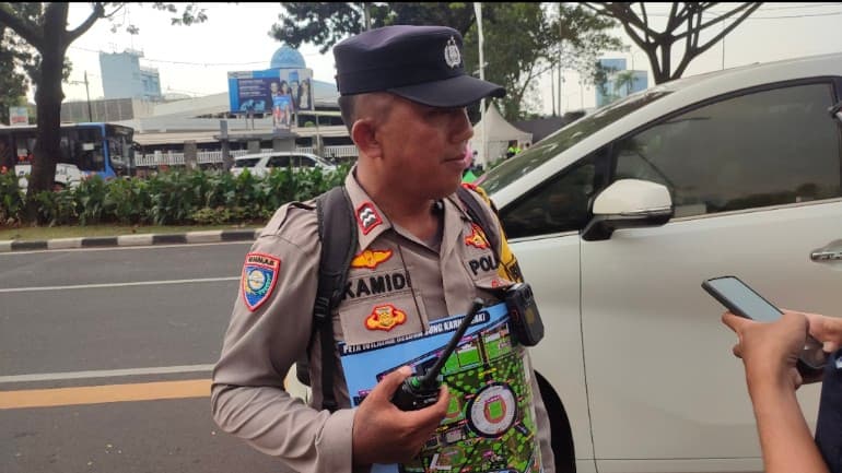Tak Perlu Khawatir Tersesat, Polisi Berkalungkan Peta GBK Siap Bantu Jemaat Katolik