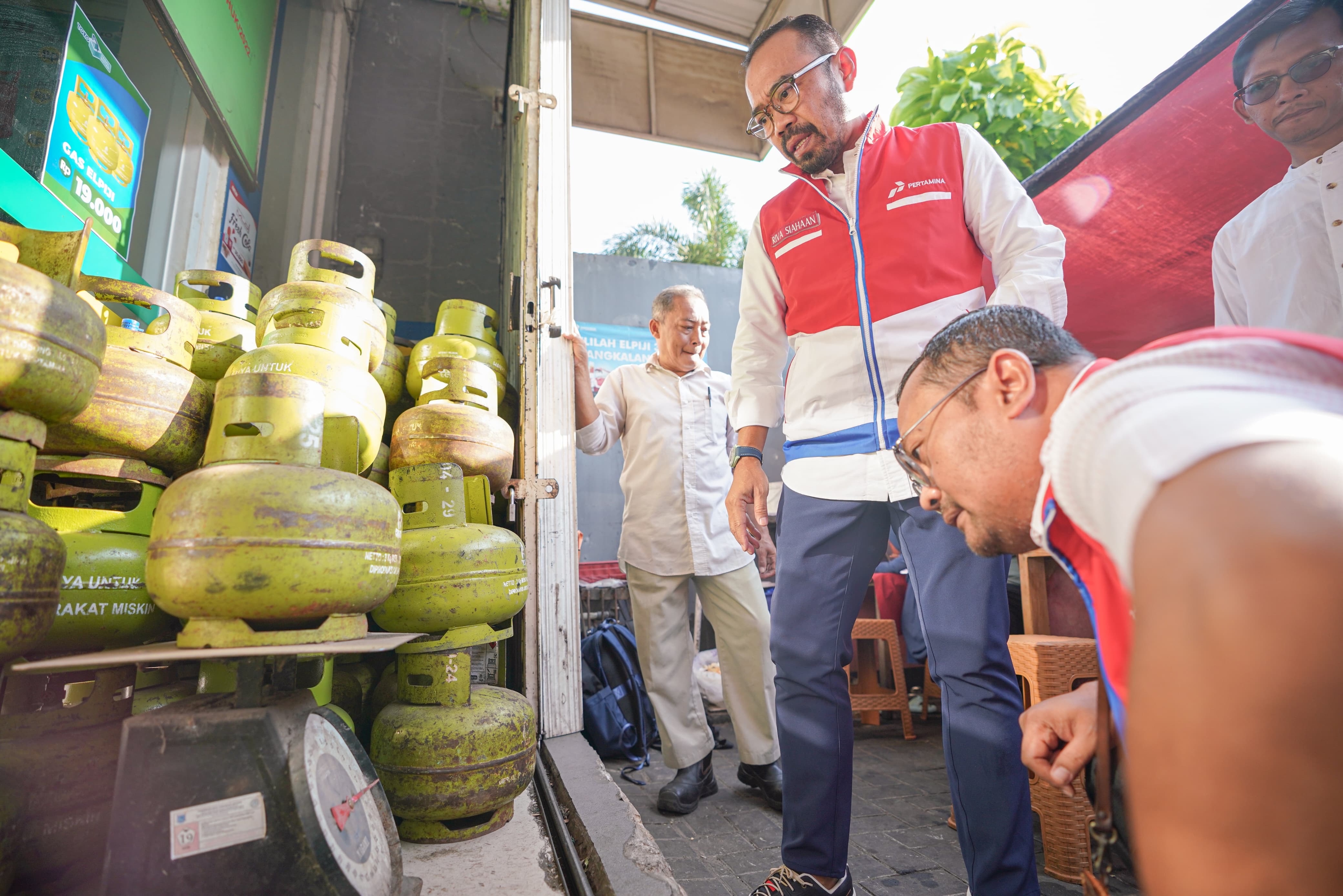 Dirut Pertamina Patra Niaga Tinjau Langsung Penyaluran LPG 3 Kg di Tangerang Selatan
