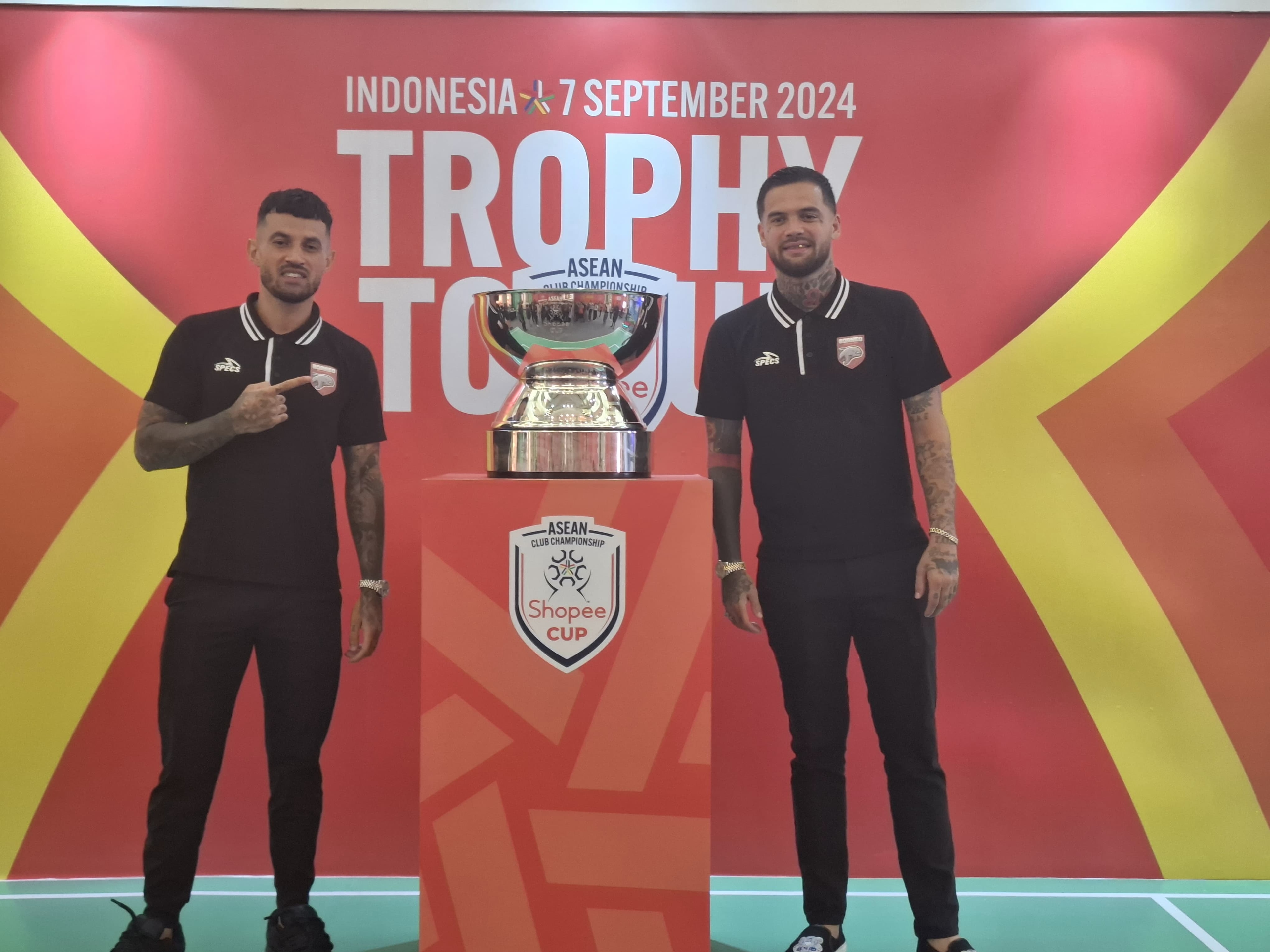 Diego Michiels dan Stefano Lilipaly Ramaikan Trophy Tour ASEAN Club Championship Shoppe Cup 2024