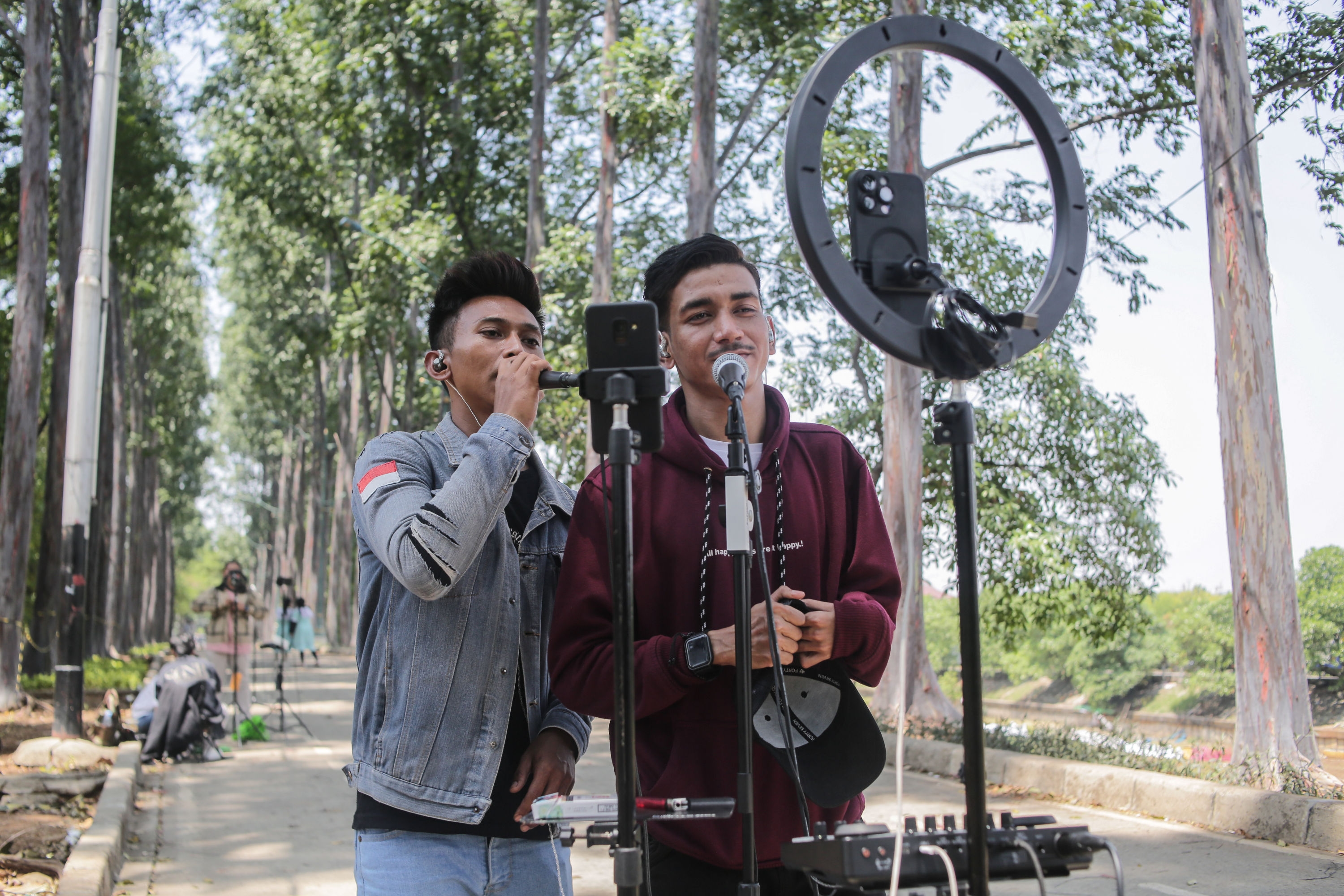 Ngonten di Tempat Umum? Ini Etika yang Harus Dipahami Kreator