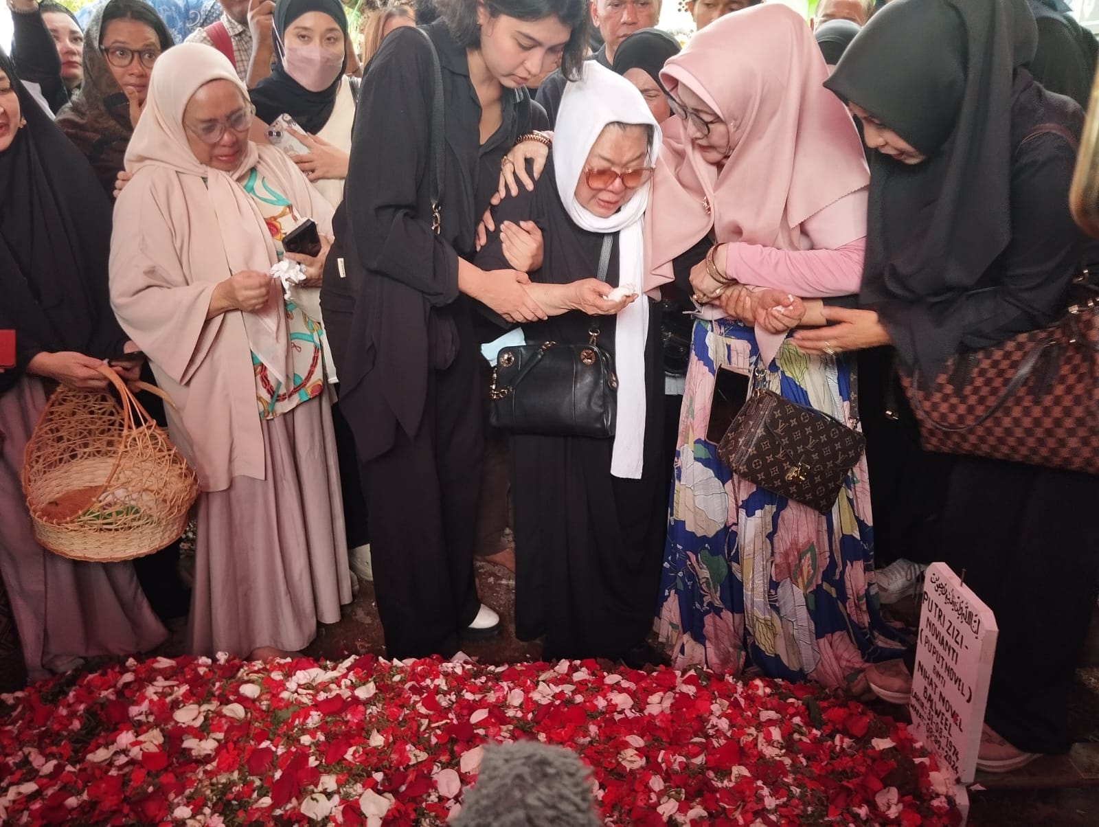 Pemakaman Puput Novel, Ibunda: Anak Paling Hebat