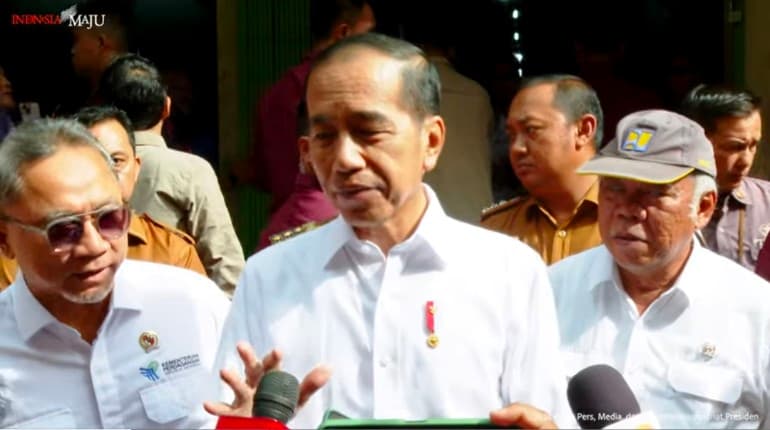 Ditanya Soal Isu Reshuffle Kabinet di IKN, Jokowi Cuma Senyum
