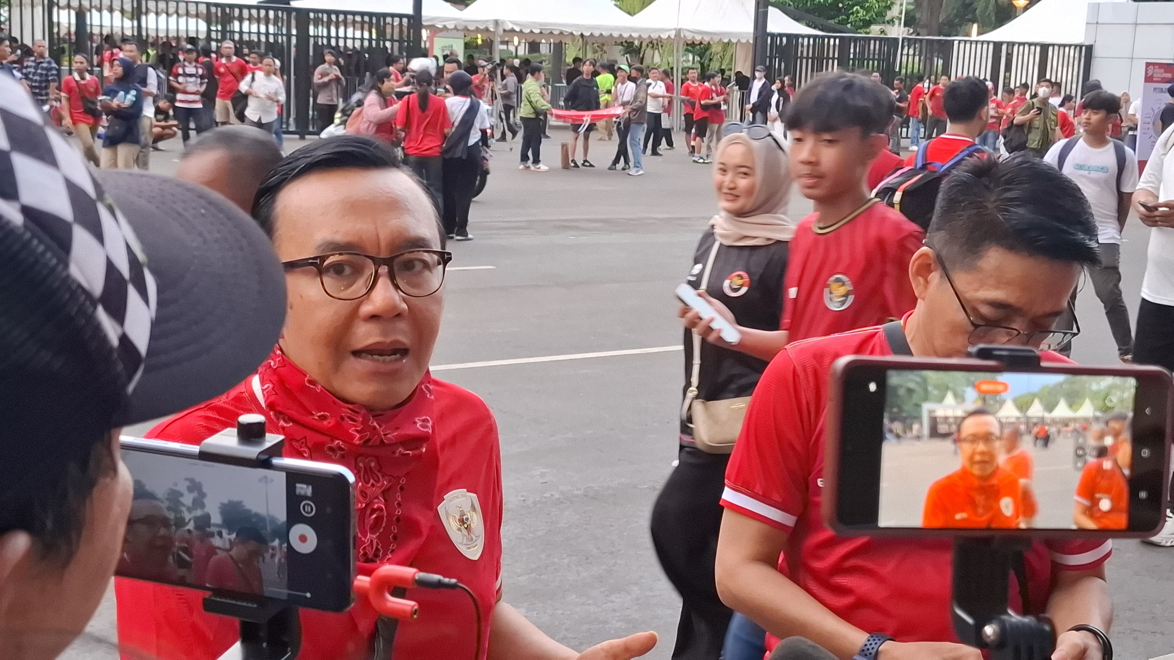 Setelah 17 Tahun, Ari Lasso Kembali Nonton Langsung Timnas Indonesia di GBK