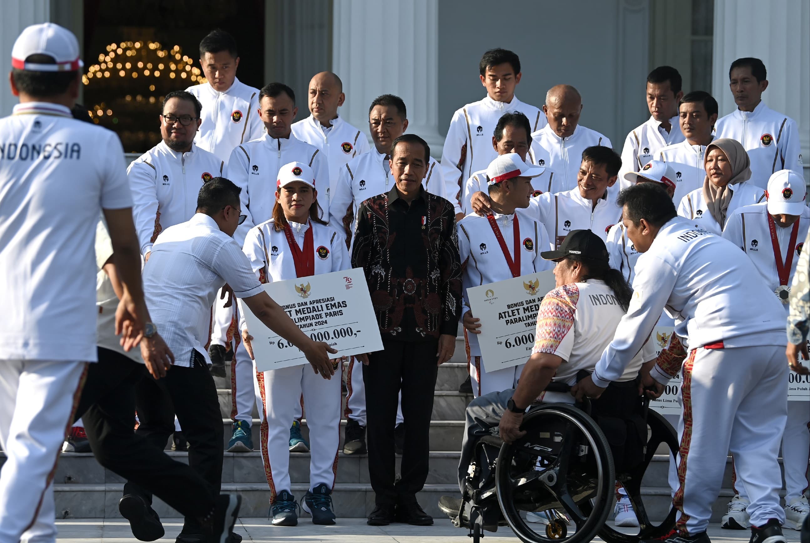 Jokowi Terima Atlet Paralimpiade Paris di Istana, Serahkan Bonus Total Rp36,25 Miliar