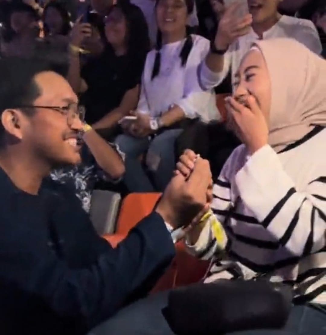 Aksi Sejumlah Penonton yang Melamar Kekasihnya di Konser Bruno Mars, Bikin Senyum-senyum