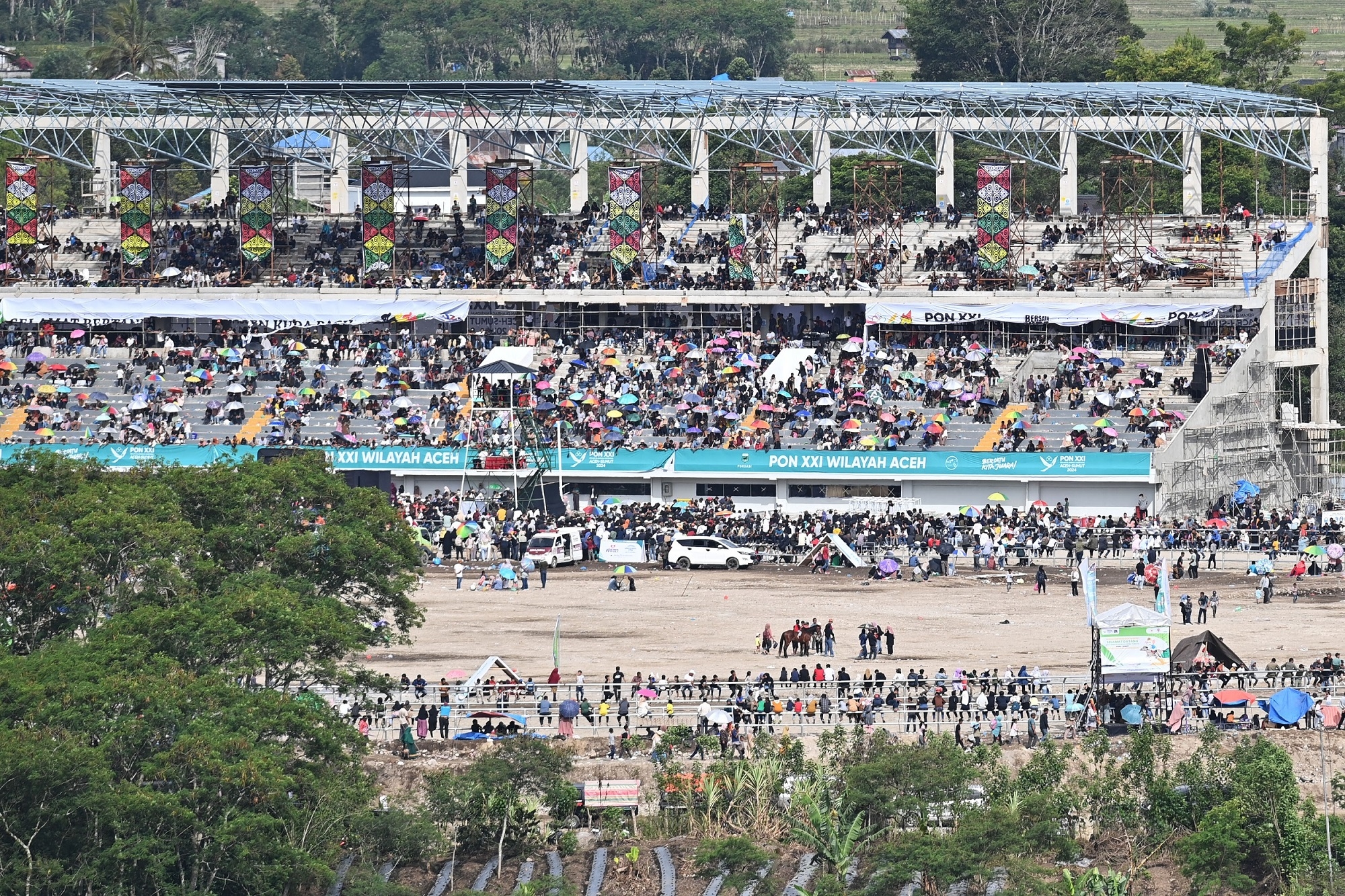 PON Aceh-Sumut: Pacuan Kuda Favorit, Penonton Panjat Tribun Belum Selesai yang Membahayakan