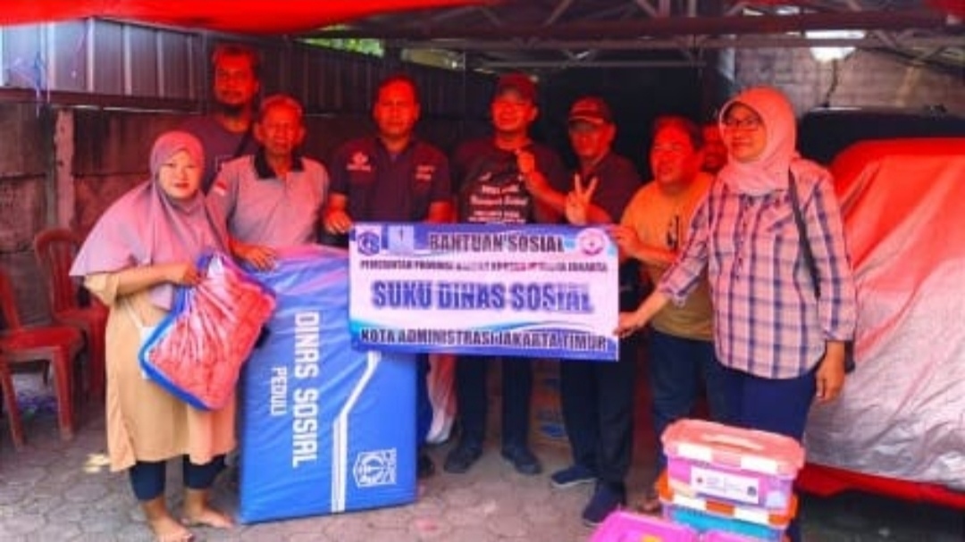 Sudinsos dan PMI Jaktim Beri Bantuan Korban Kebakaran di Klender