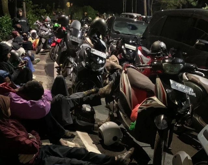 Puncak Bogor Macet Parah hingga Dini Hari, Pengendara Motor Pilih Tidur di Pinggir Jalan