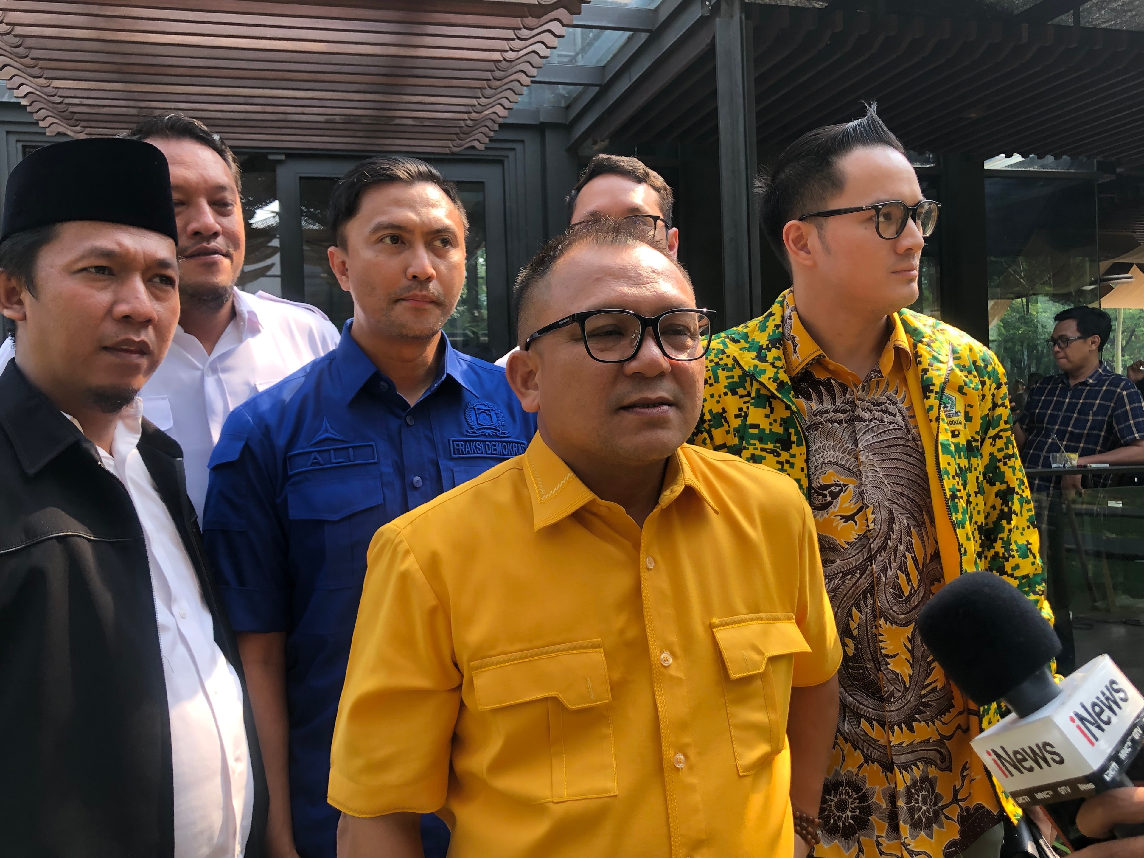 Golkar Dapat Tugas Bagi-bagi Kacamata Gratis Saat Kampanye Ridwan Kamil-Suswono