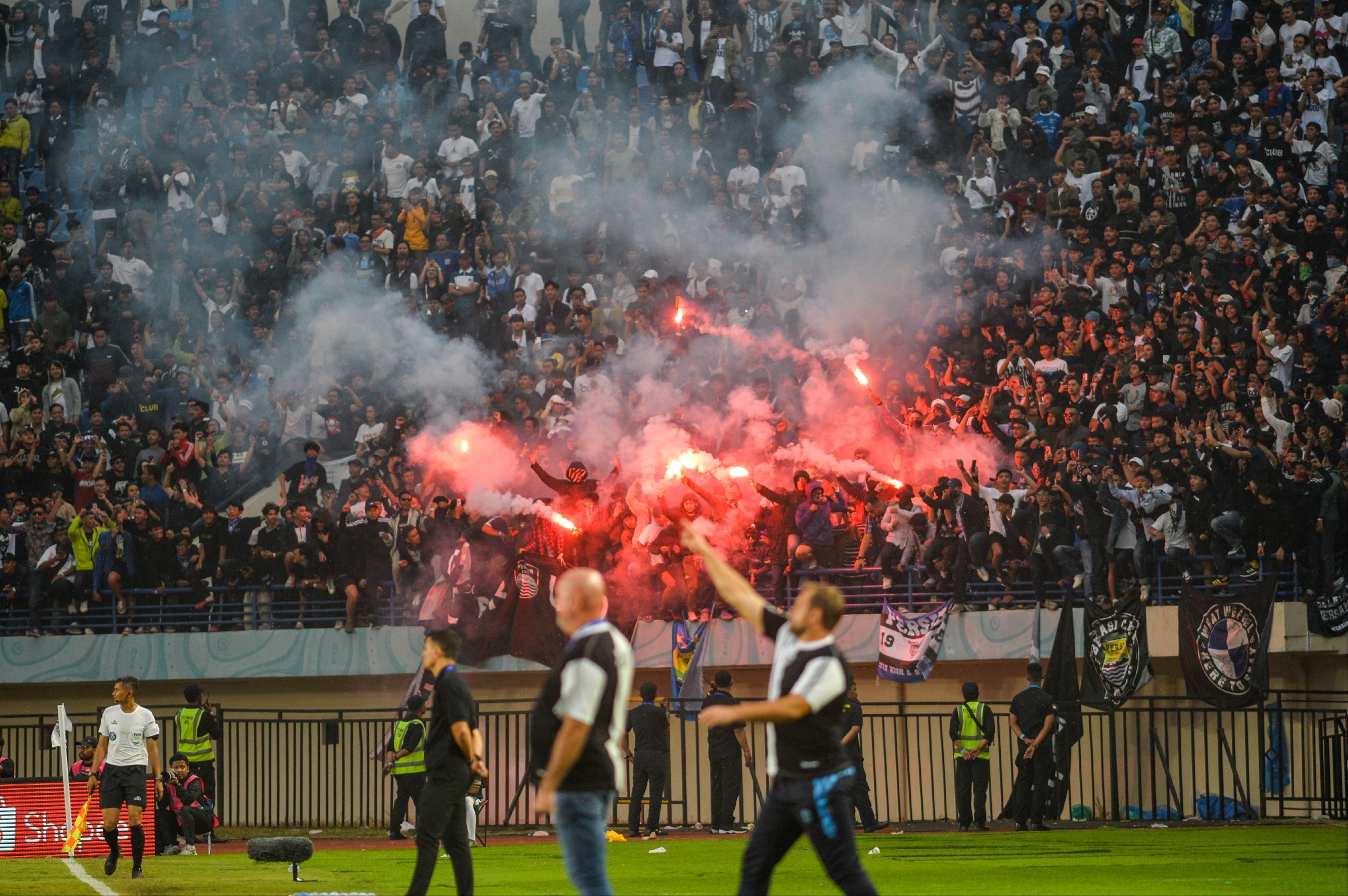 Imbas Kerusuhan, Persib Bandung Dihukum Gelar Laga Kandang tanpa Penonton sampai Paruh Musim
