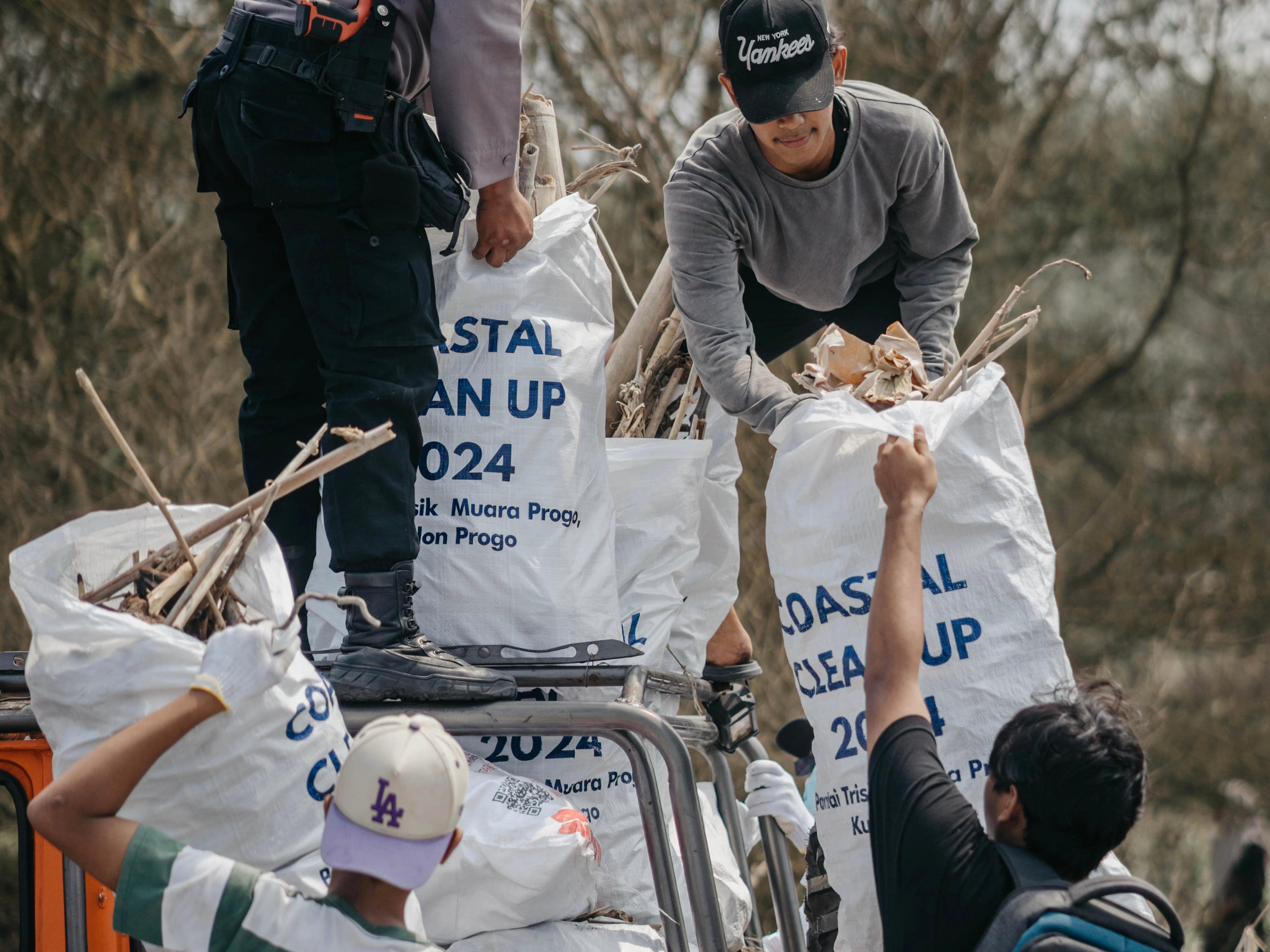 PTK Kumpulkan 28 Ton Sampah dalam Aksi Coastal Clean Up di Yogyakarta