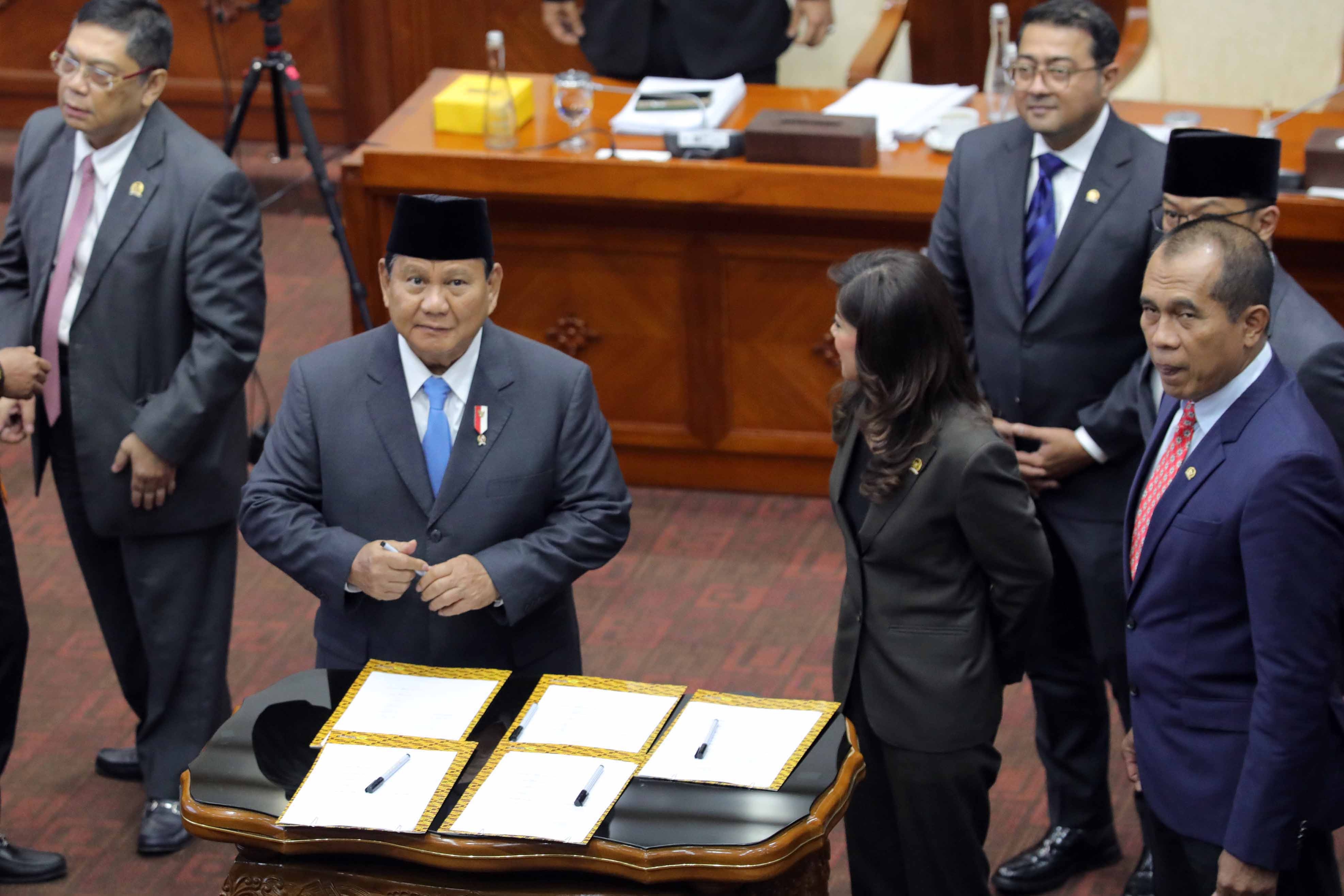 Bangkitkan Ekonomi, Prabowo Harus In Charge dengan 'Tangan Besi'