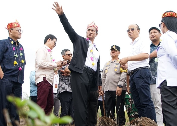 Mentan Bawa Investor Industri Sapi Perah Asal Vietnam Meninjau Lahan di Sulawesi Tengah