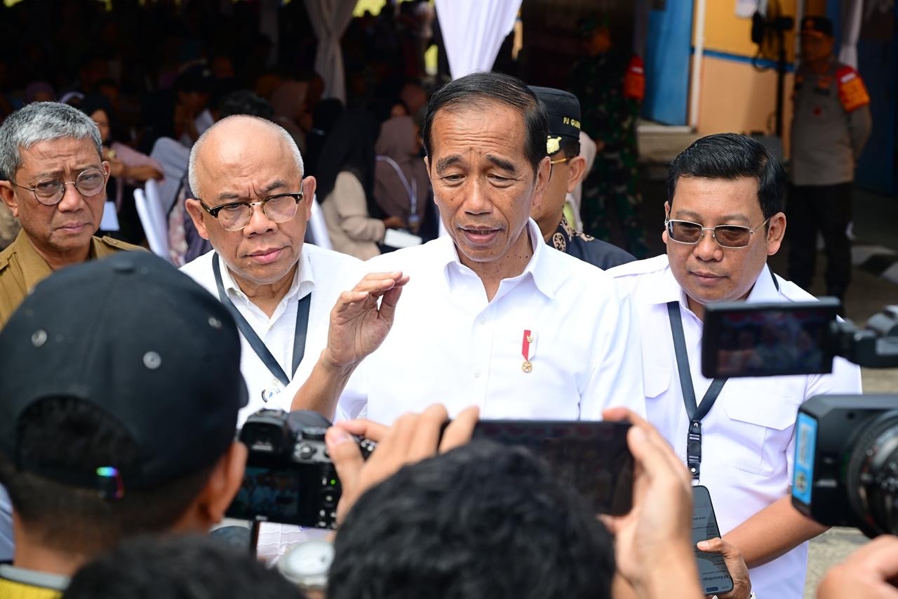 Jokowi Pantau Penyaluran Program Bantuan Pangan dan Stok Beras di Paser, Kalimantan Timur