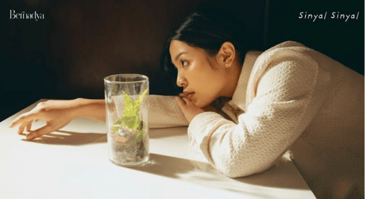 Lirik Lagu Sinyal-Sinyal Dinyanyikan Oleh Bernadya, Memiliki Makna Perasaan yang Ragu Atas Hubungannya!