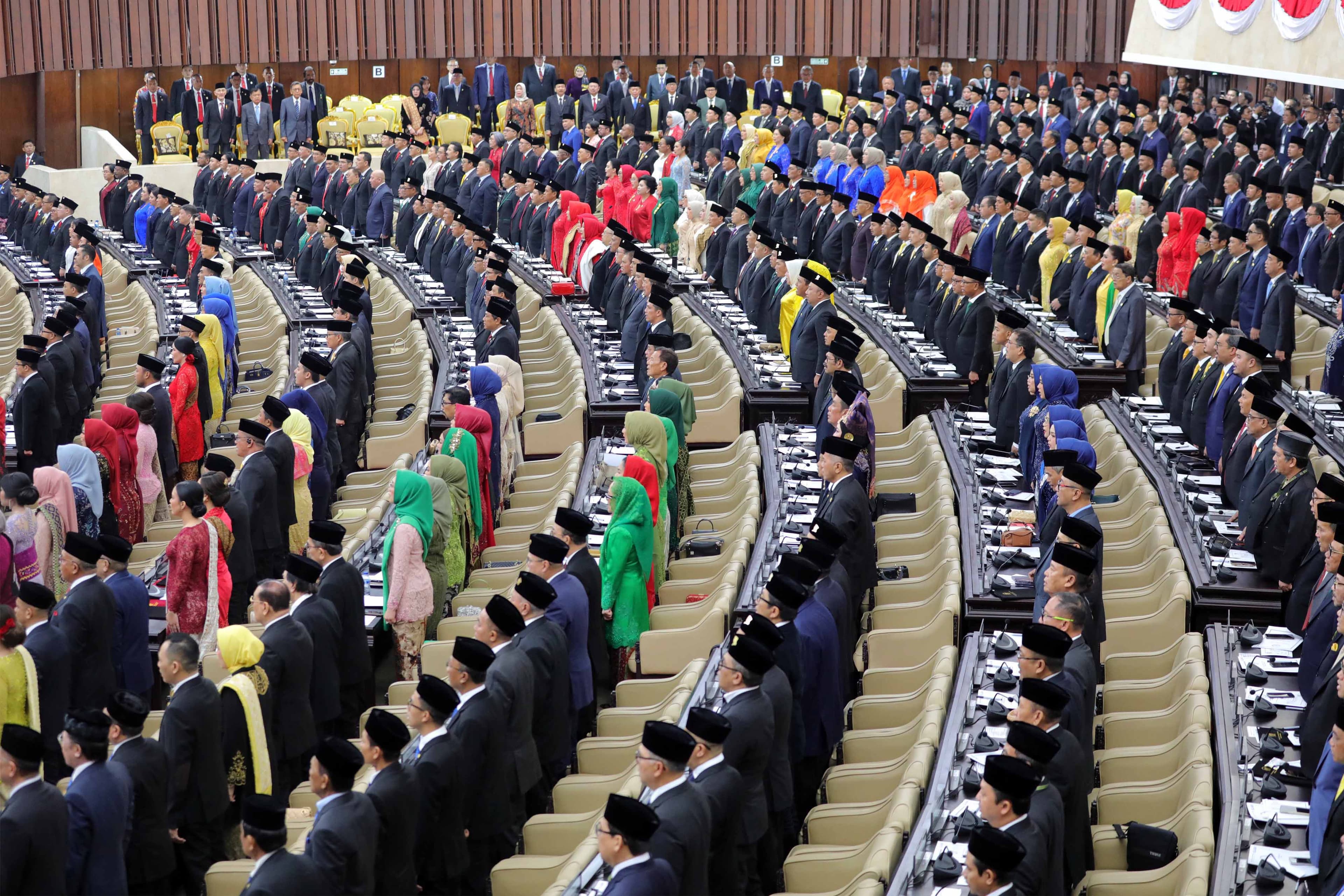 Anggota DPR Termuda dan Tertua yang Baru Dilantik Hari Ini, Ada yang Usianya 23 Tahun