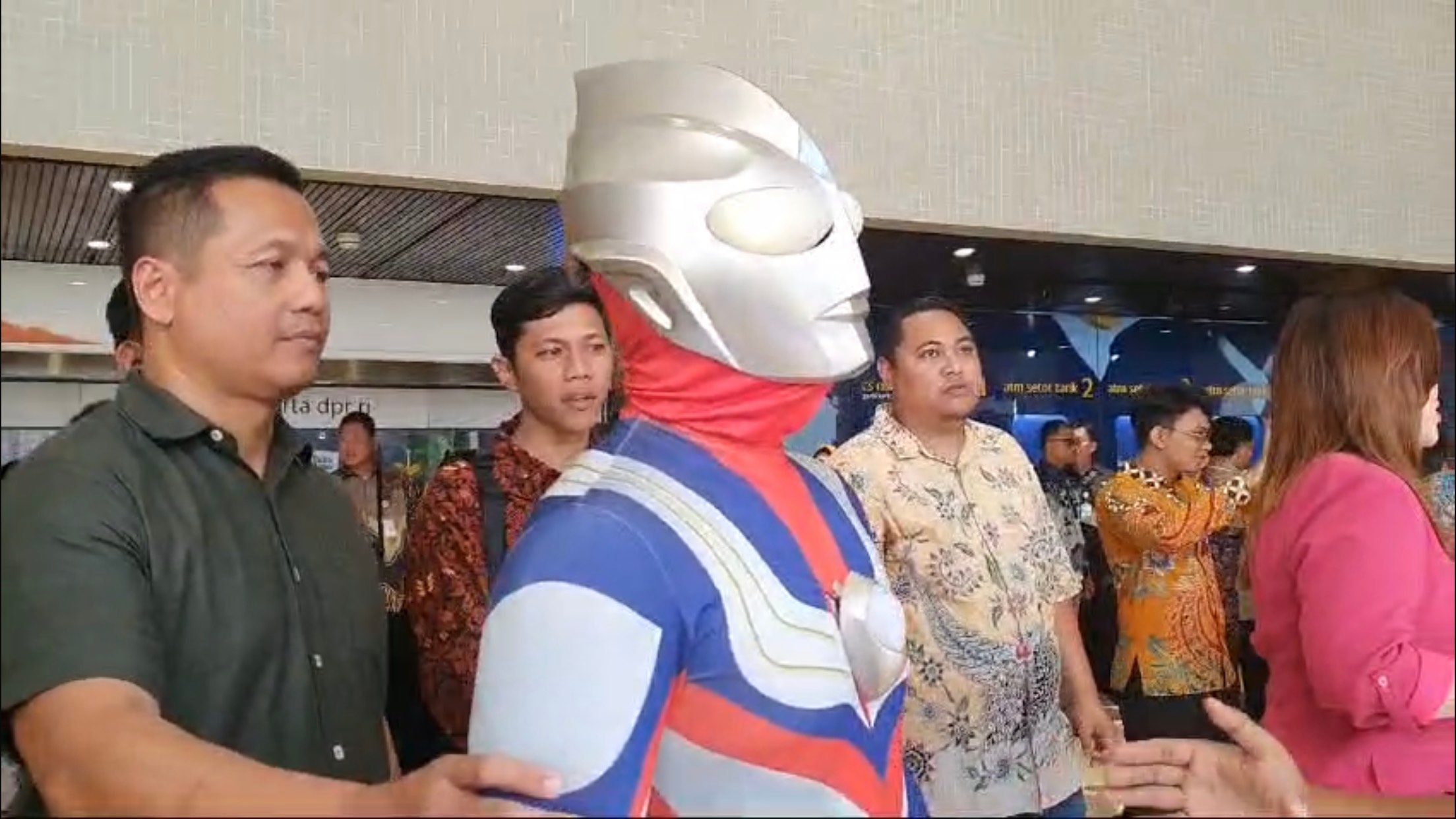 Unik, Anggota DPR Fraksi Golkar Cosplay Jadi Ultraman: Simbol Basmi Kejahatan