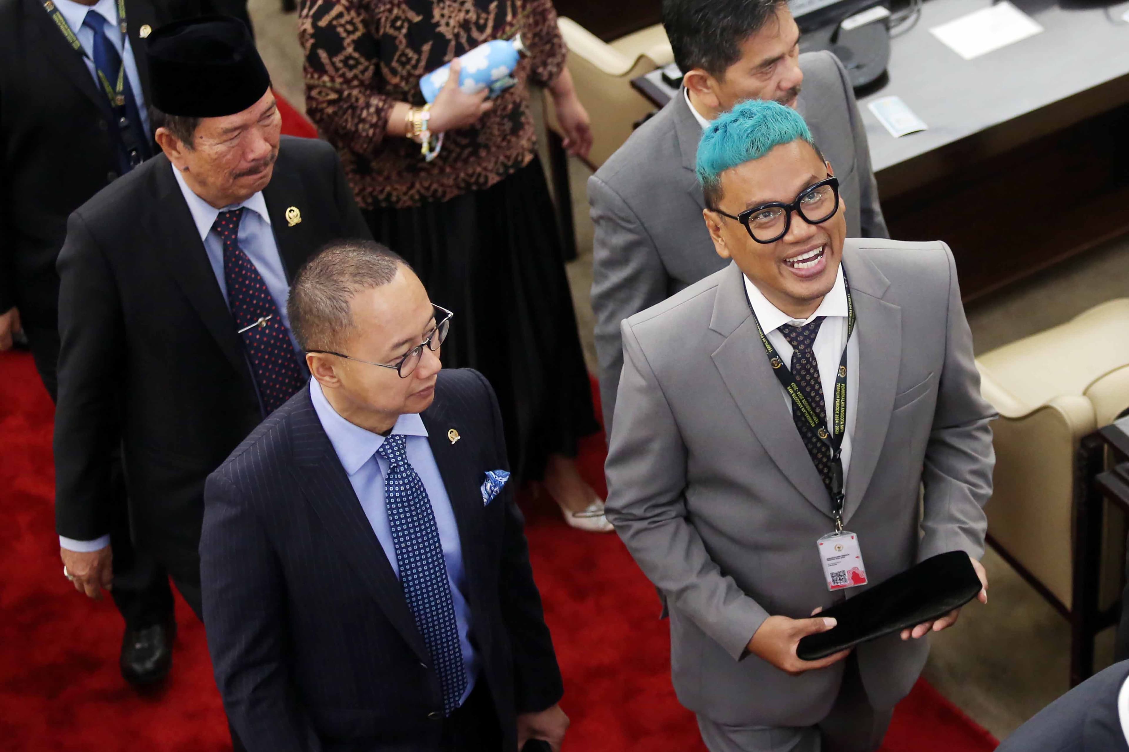 Rumah Dijarah Warga, Uya Kuya Tegaskan Tak Kabur ke Luar Negeri