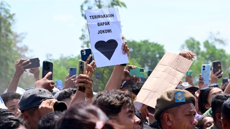 Sebelum Terbang ke Kupang, Jokowi Sapa Warga hingga Bagi-bagi Kaus