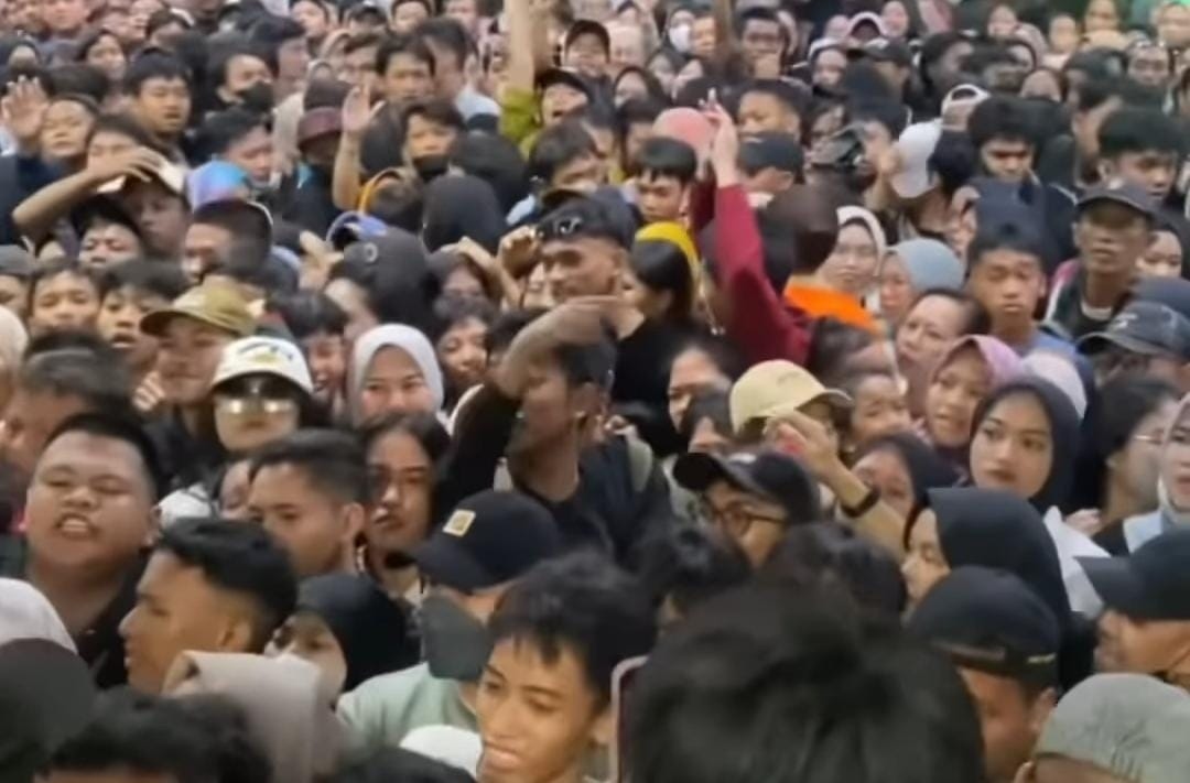 Ada Perayaan HUT TNI di Monas, Stasiun Manggarai hingga Juanda Dipadati Penumpang