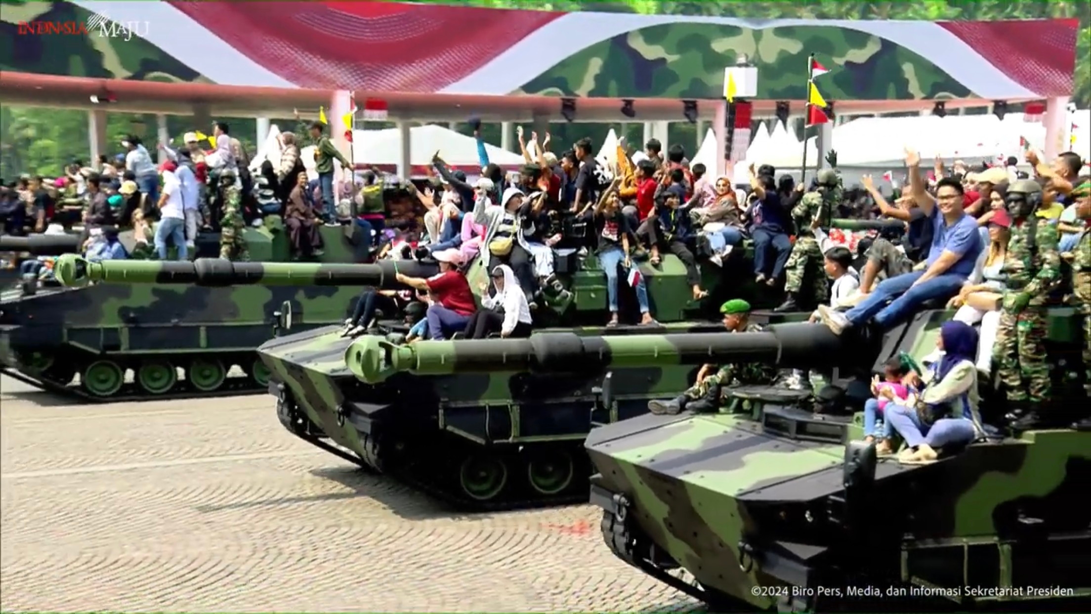 Melihat Antusiasme Masyarakat Naik Tank Harimau Buatan Anak Bangsa di HUT TNI