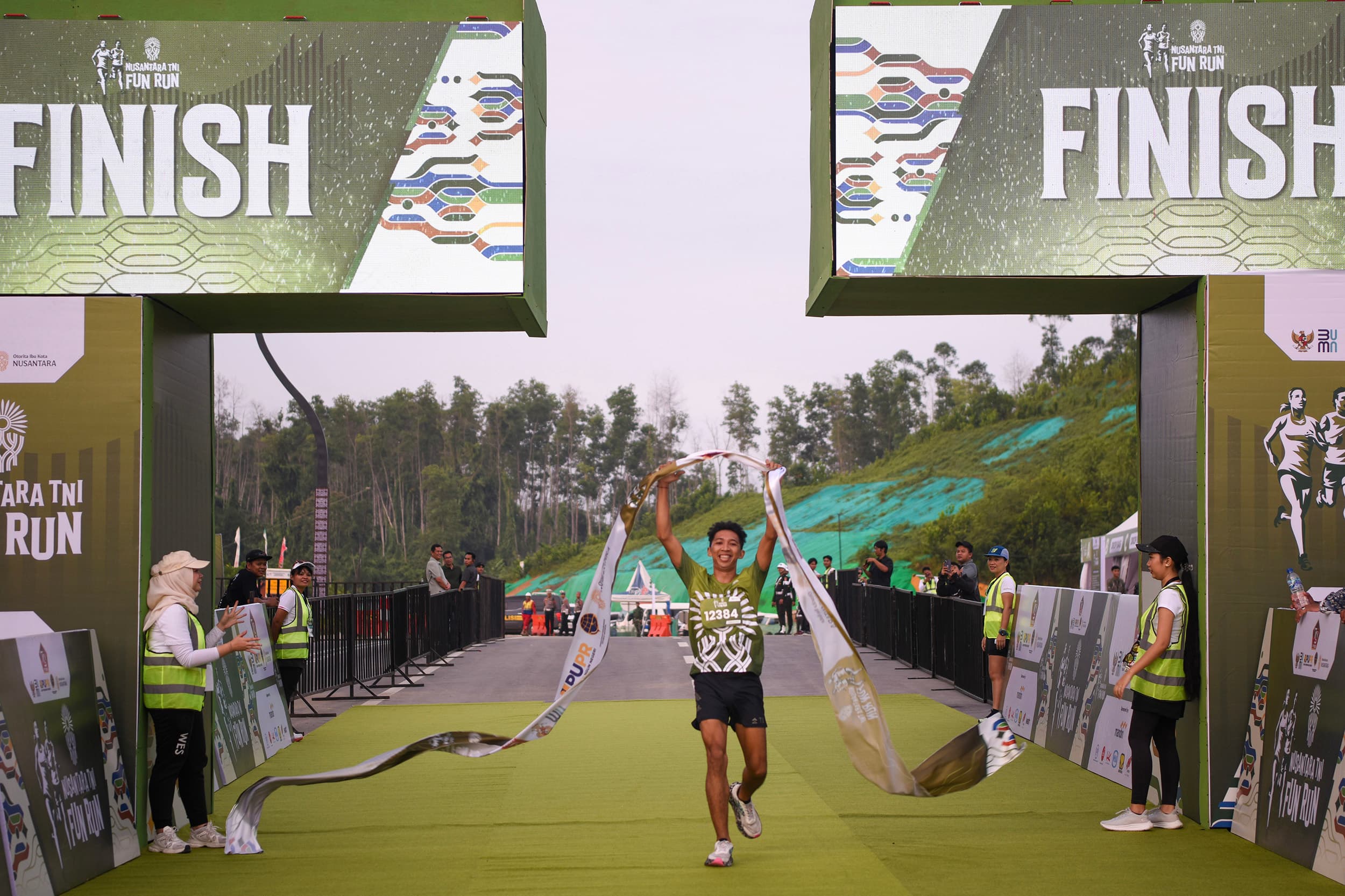 Apa yang Dilakukan Pria yang Berdiri di Garis Finis saat Pelari Terakhir Melintas