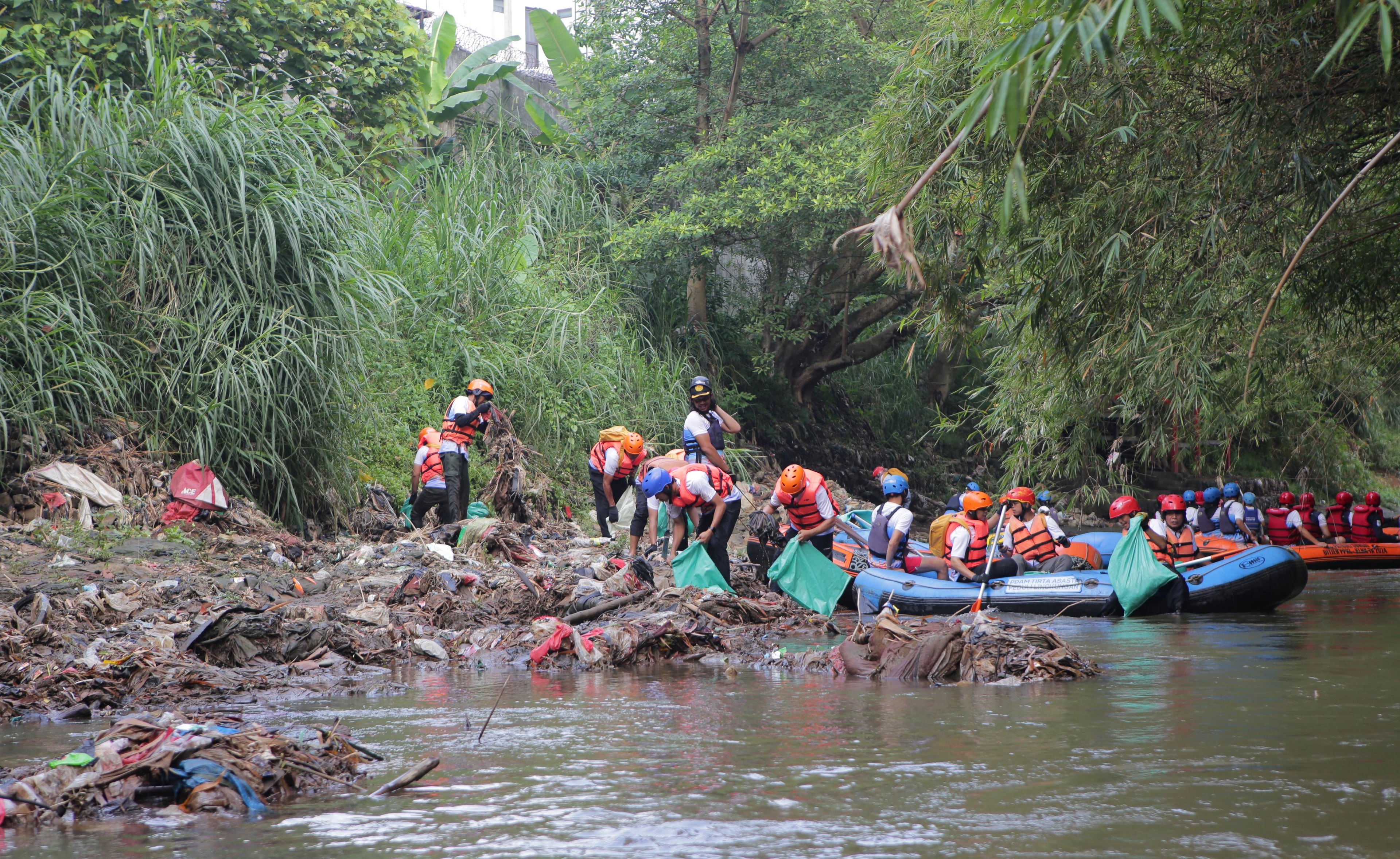 Pertamina International Shipping Bantu Bersihkan 14 Ton Sampah di Sungai Ciliwung