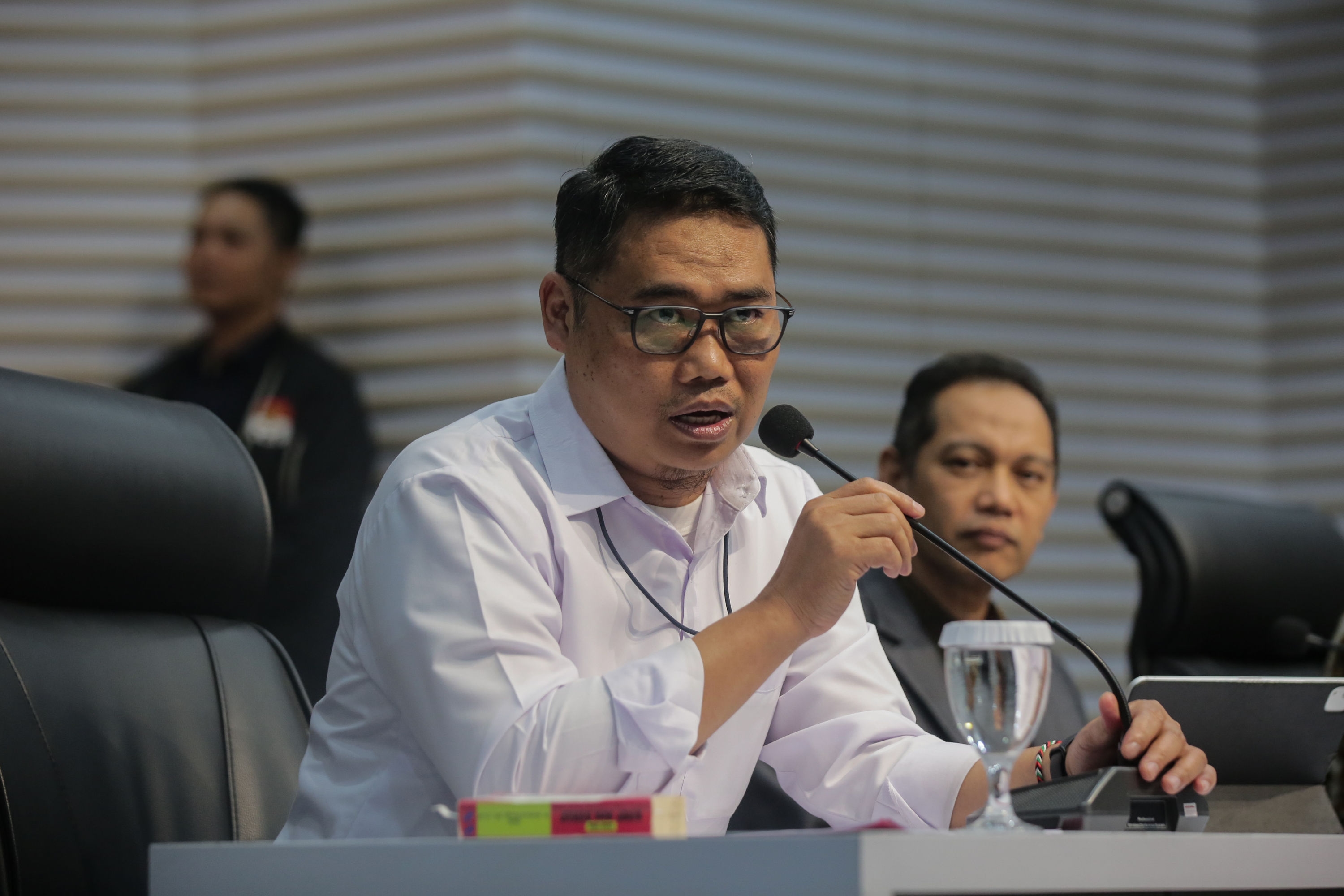 KPK Tetapkan Tiga Tersangka Korupsi Proyek Jalur Kereta Api