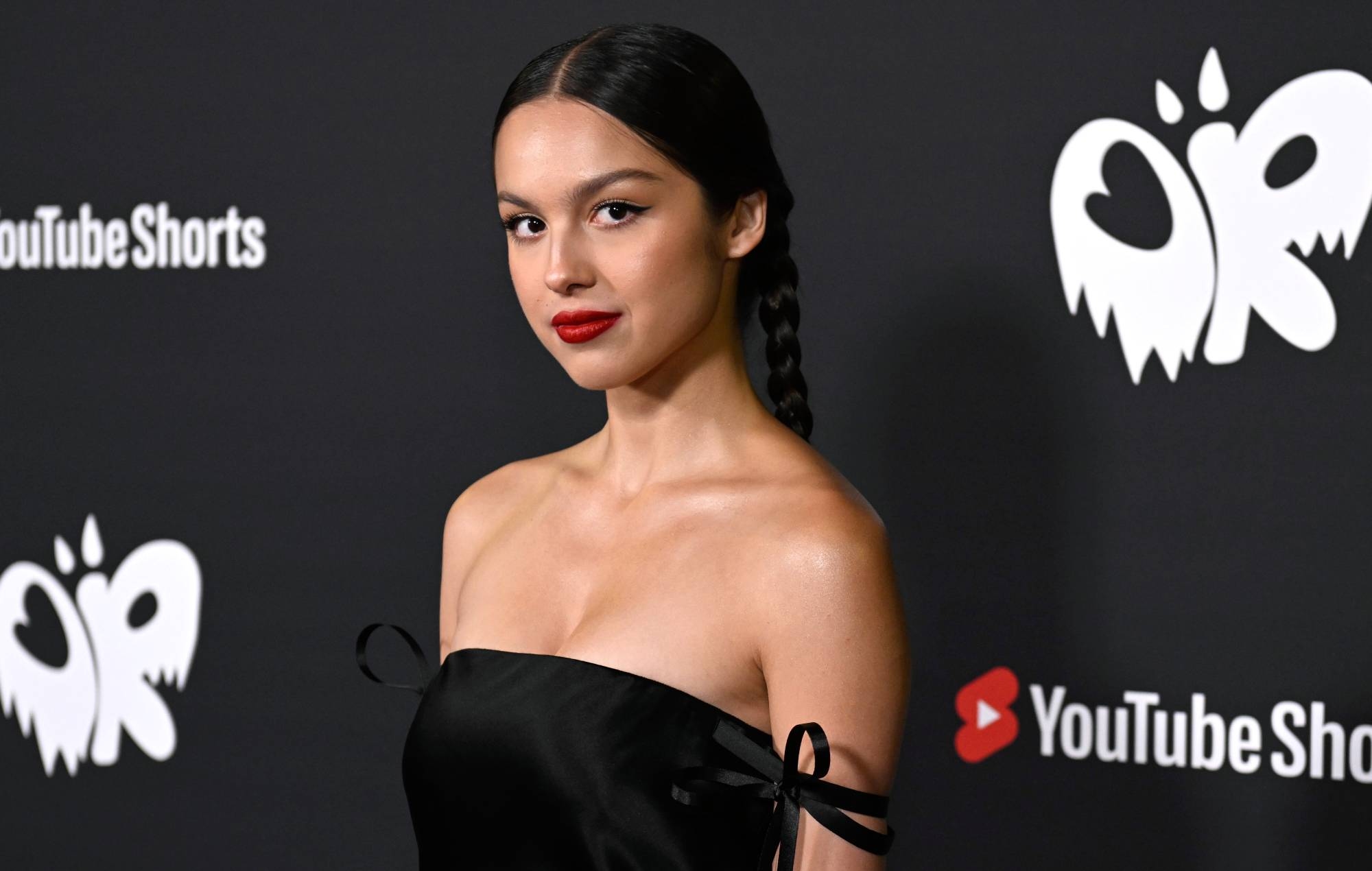 Viral di Medsos! Detik-detik Olivia Rodrigo Jatuh ke Lubang Panggung Saat Tampil di Australia