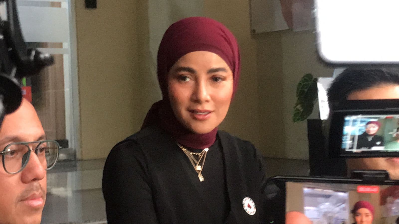 Didampingi Mantan Suami, Olla Ramlan Laporkan Buzzer yang Serang Keluarganya