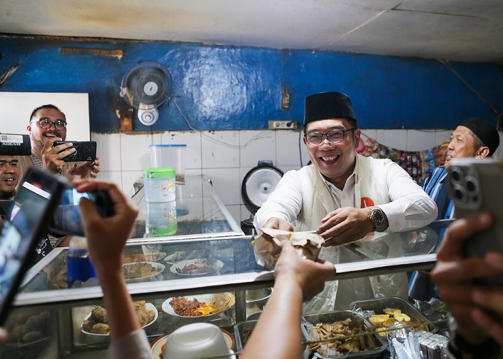 Relawan Gelar Makan Siang Gratis di 250 Titik, Ridwan Kamil Bantu Jadi Pelayan Warteg