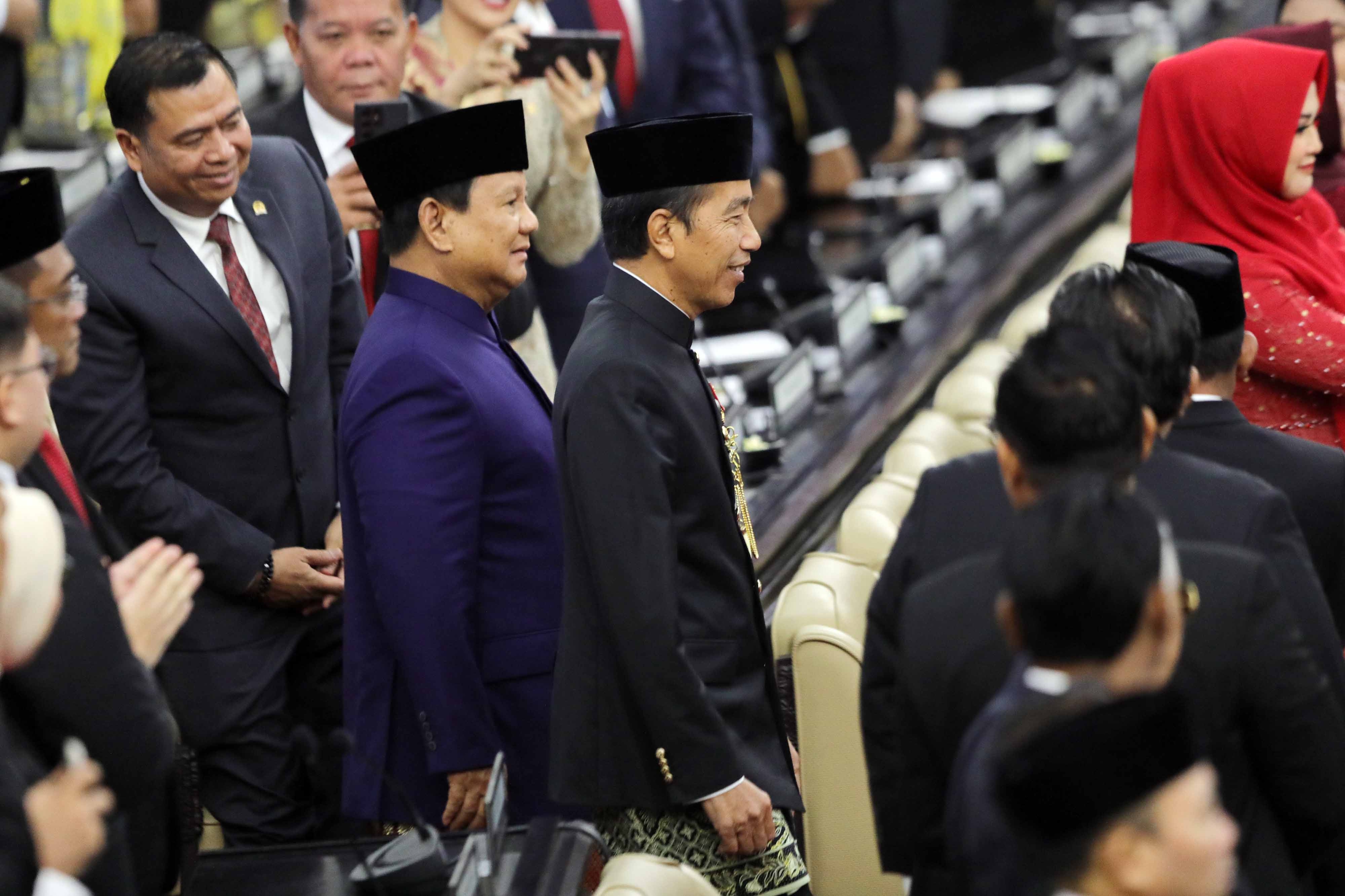 Prabowo Subianto Sapa Anies Baswedan dan Muhaimin Iskandar Usai Dilantik Jadi Presiden ke-8