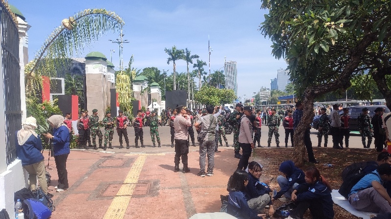 Jelang Pelantikan Prabowo-Gibran, Area Sekitar Kompleks Parlemen Terpantau Kondusif