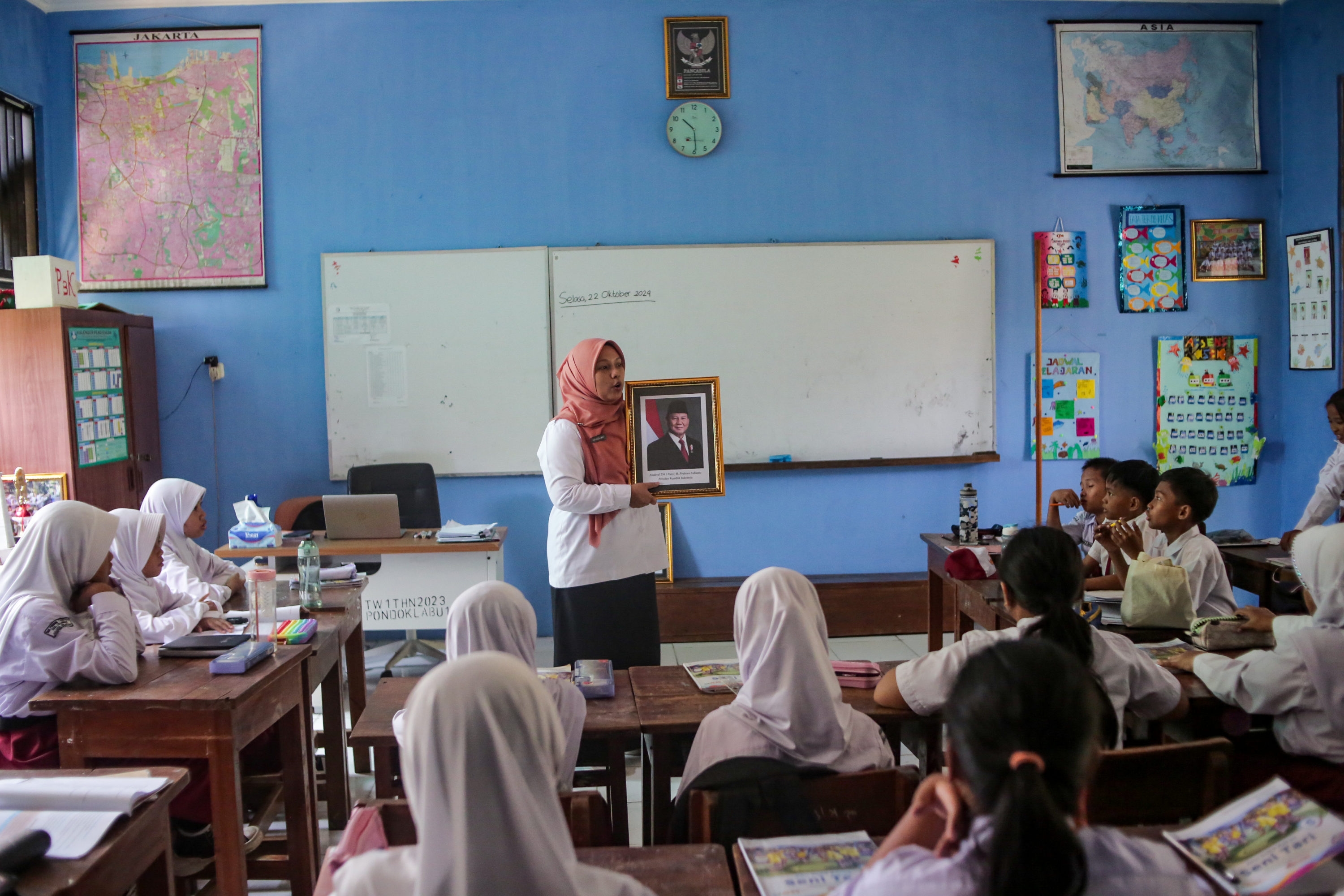 Upaya Mendikdasmen Lindungi Guru dari Kriminalisasi