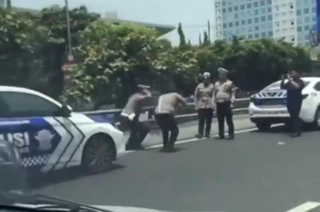 Viral Dua Polisi Squat Jump di Pinggir Tol Slipi, Ternyata karena Telat Kawal Kepulangan Tamu Negara
