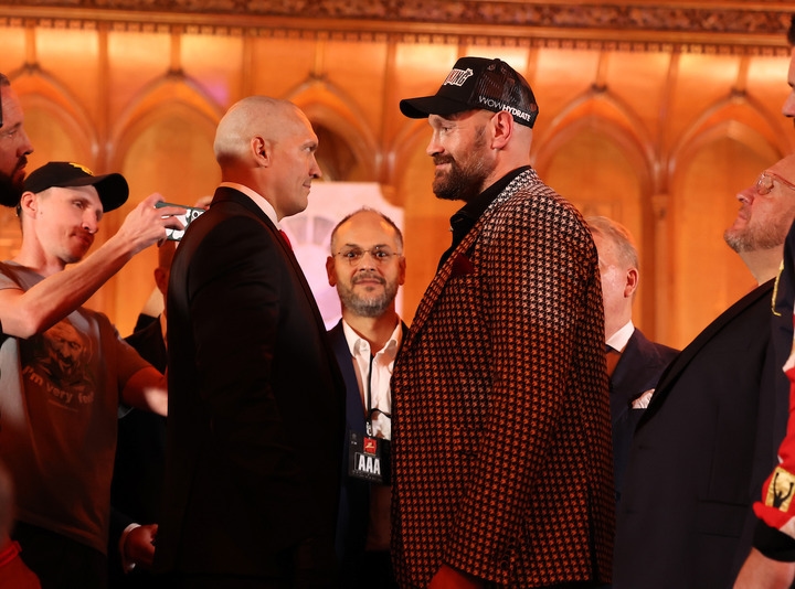 Jelang Tarung Ulang, Oleksandr Usyk Minta Tyson Fury Tandatangani Foto 'Tonjokan' Laga Pertama