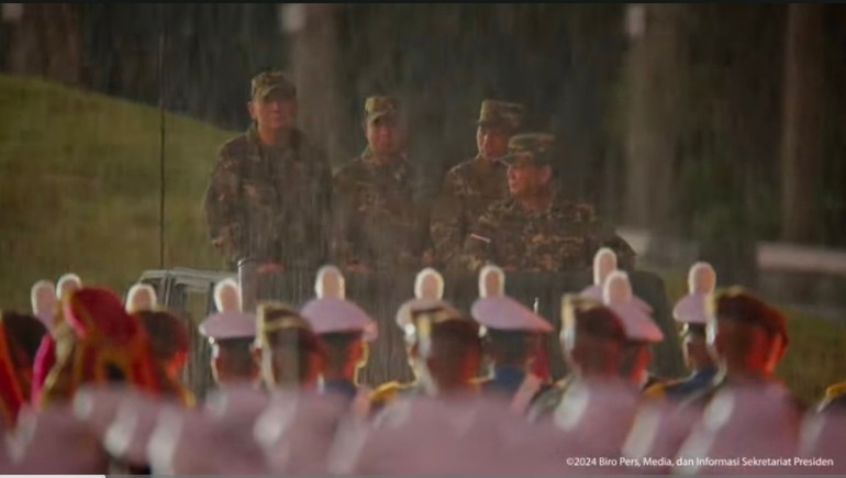 Prabowo Hujan-hujanan Pimpin Parade Senja di Akmil Magelang