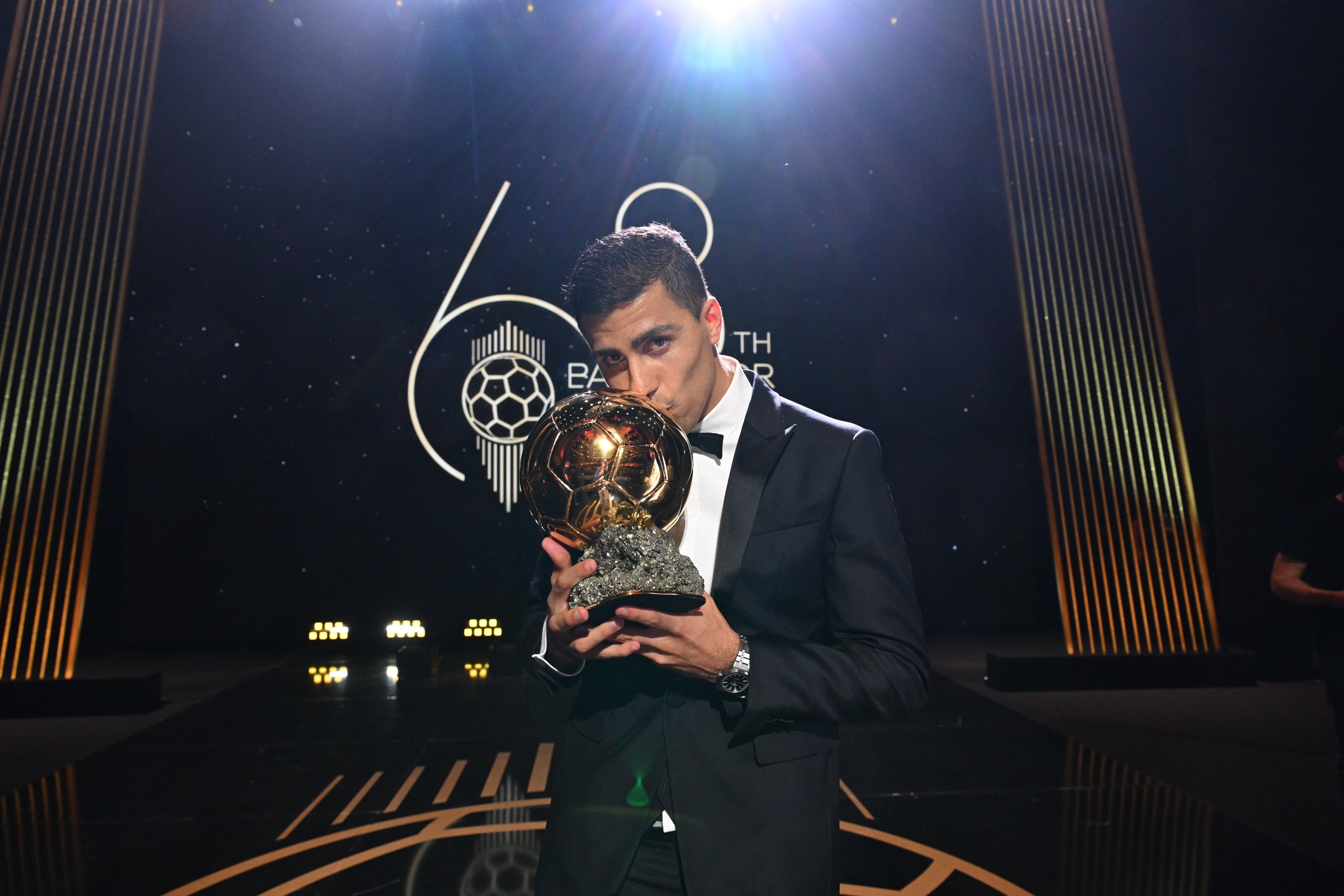 Rodri Raih Ballon D'Or Kalahkan Vinicius, Perwakilan Real Madrid Absen di Seremoni