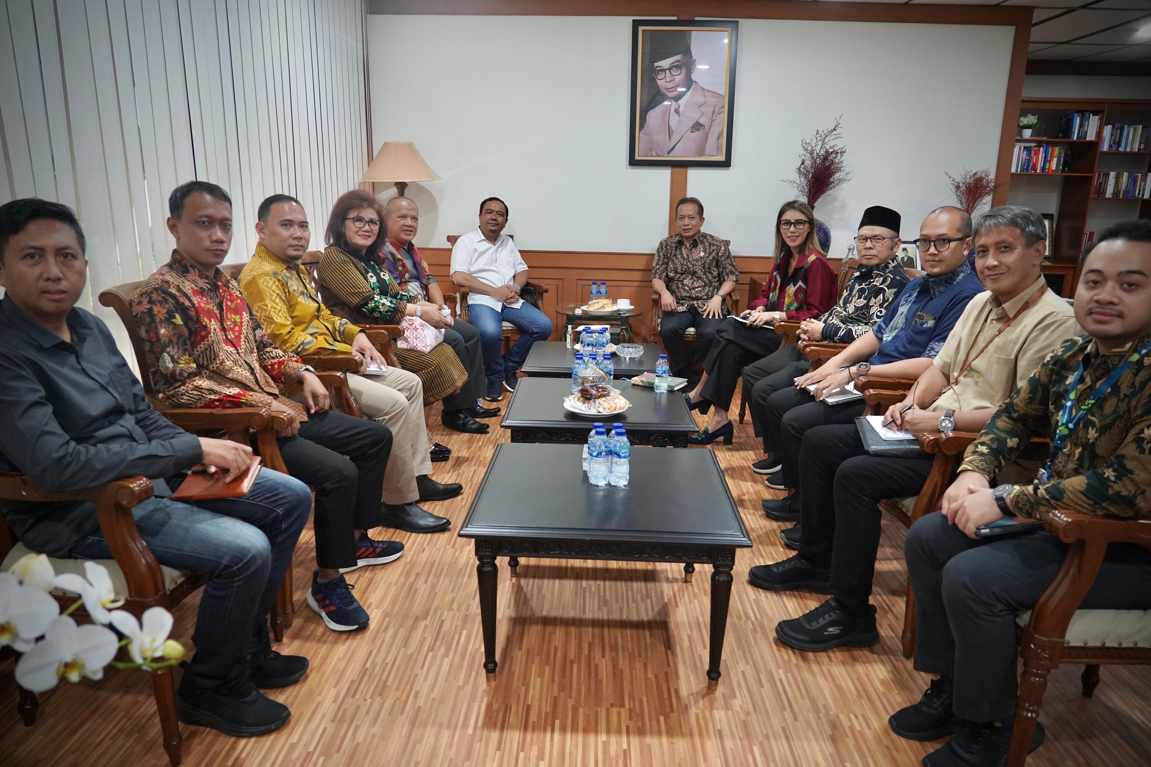 Wamenkop Perintahkan Nasari Group Dirikan Pilot Program Makan Bergizi Gratis