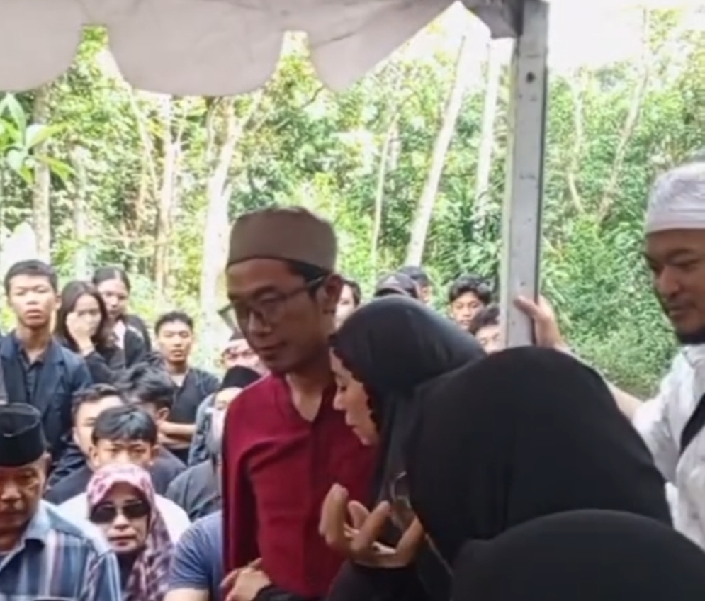 Uwok Drummer Matta Band Saksikan Detik-detik Putranya Terseret Ombak