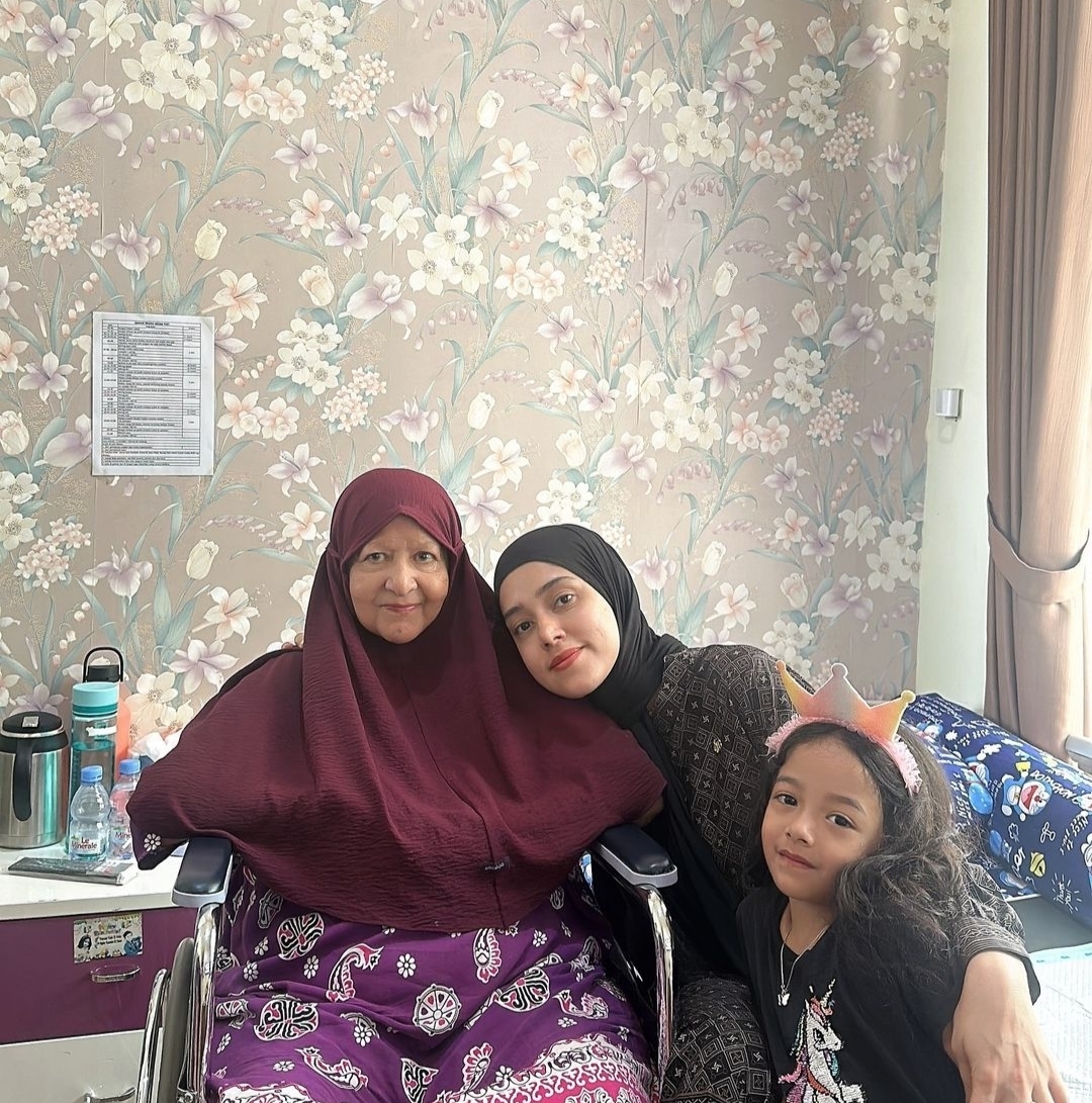 Kesabaran Fairuz A Rafiq Rawat Ibu yang Idap Alzheimer