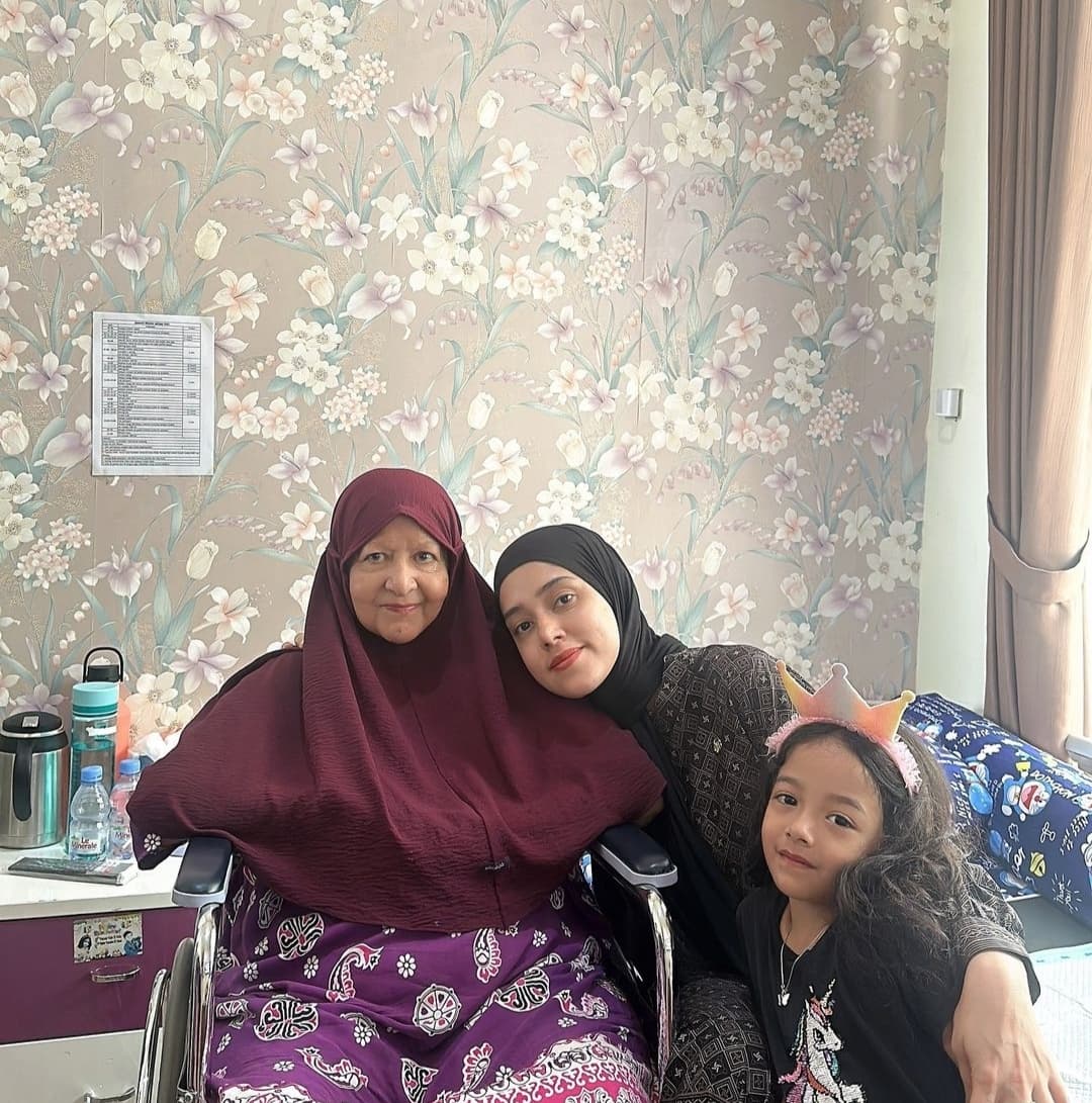 Kesabaran Fairuz A Rafiq Rawat Ibu yang Idap Alzheimer