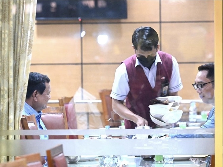 Pesan Politik Mendalam dari Makan Malam Prabowo - Ridwan Kamil di Restoran Padang