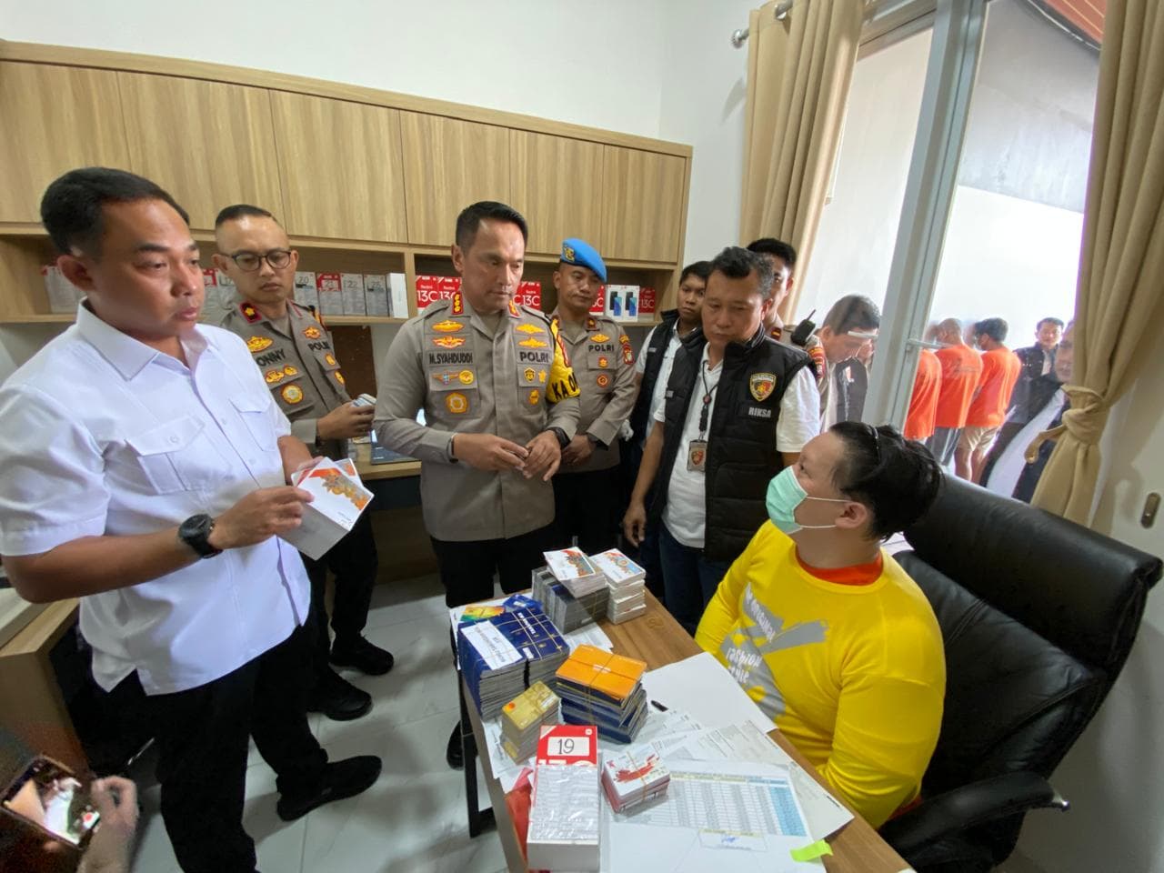 Polisi Gerebek Rumah Mewah di Cengkareng, Diduga Markas Penyewaan Buku Rekening Judi Online