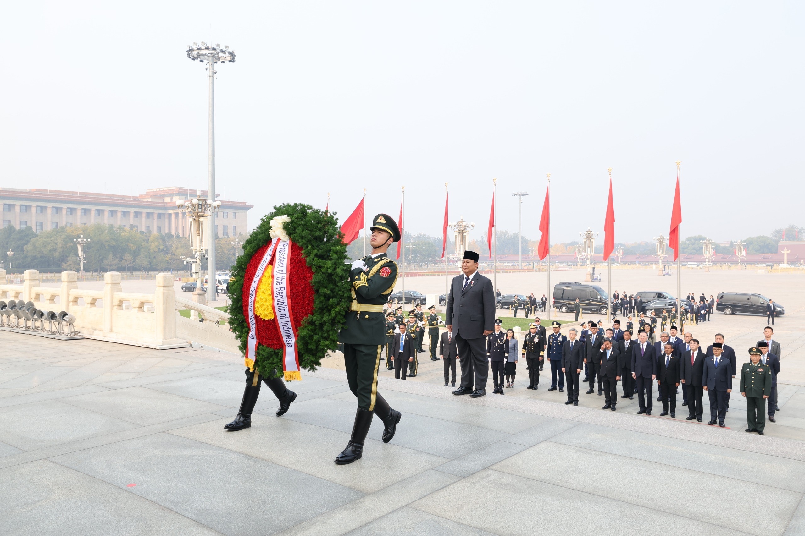 Kunker ke China, Prabowo Beri Penghormatan ke Para Pahlawan Rakyat Beijing