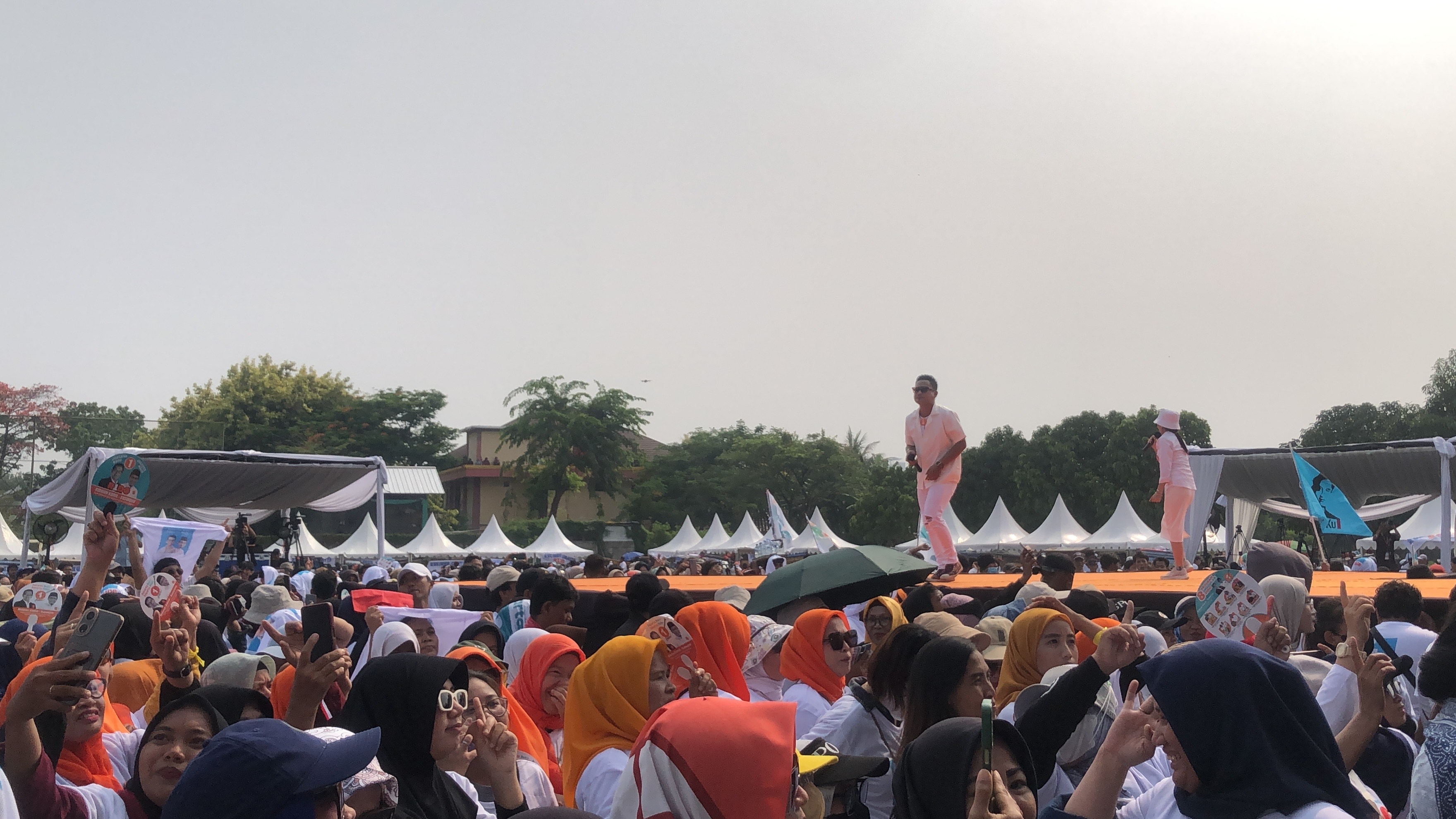 Ribuan Warga Padati Kampanye Akbar Ridwan Kamil-Suswono di Kalideres