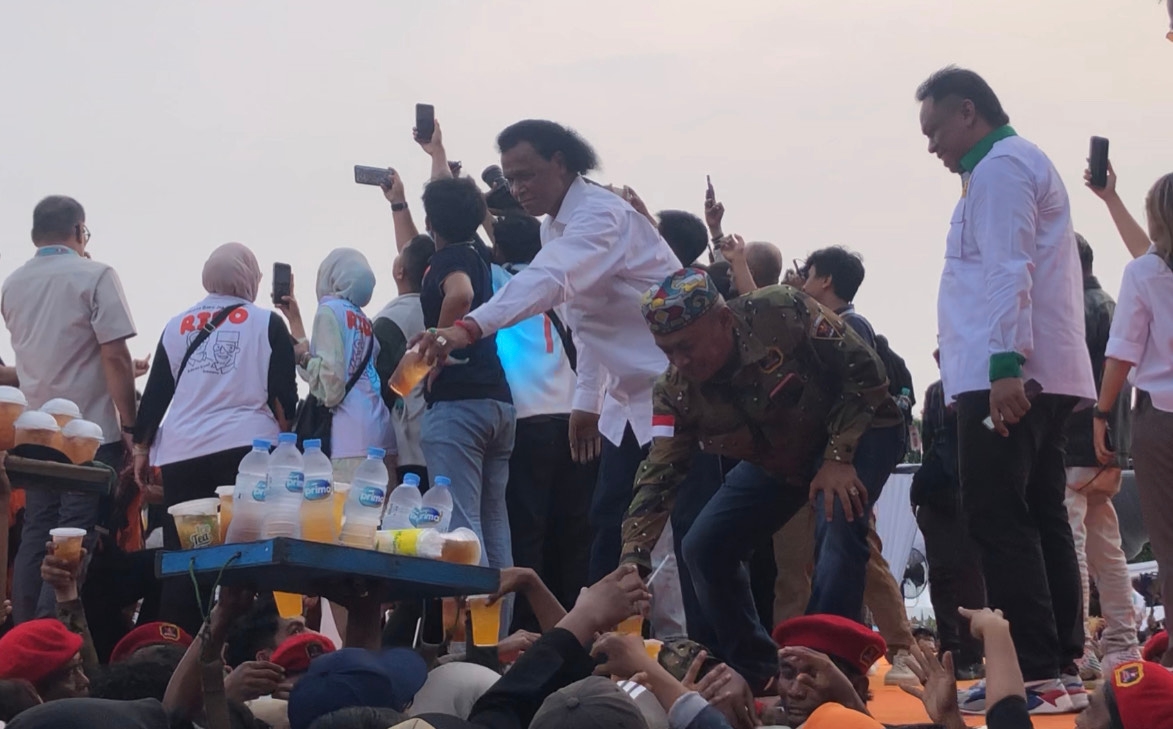 Hercules Bikin Gagal Fokus di Kampanye Akbar RIDO, Borong Es Keliling dan Bagi-bagi ke Warga