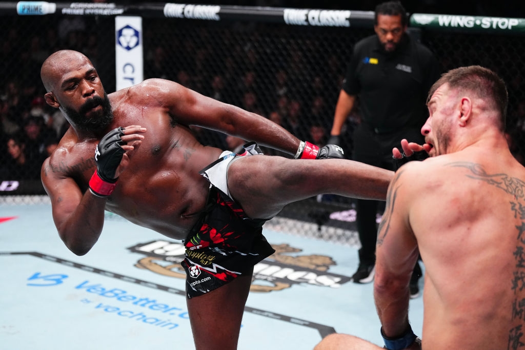 Bikin Stipe Miocic Berlutut, Jon Jones Pertahankan Sabuk Juara Dunia di Depan Donald Trump