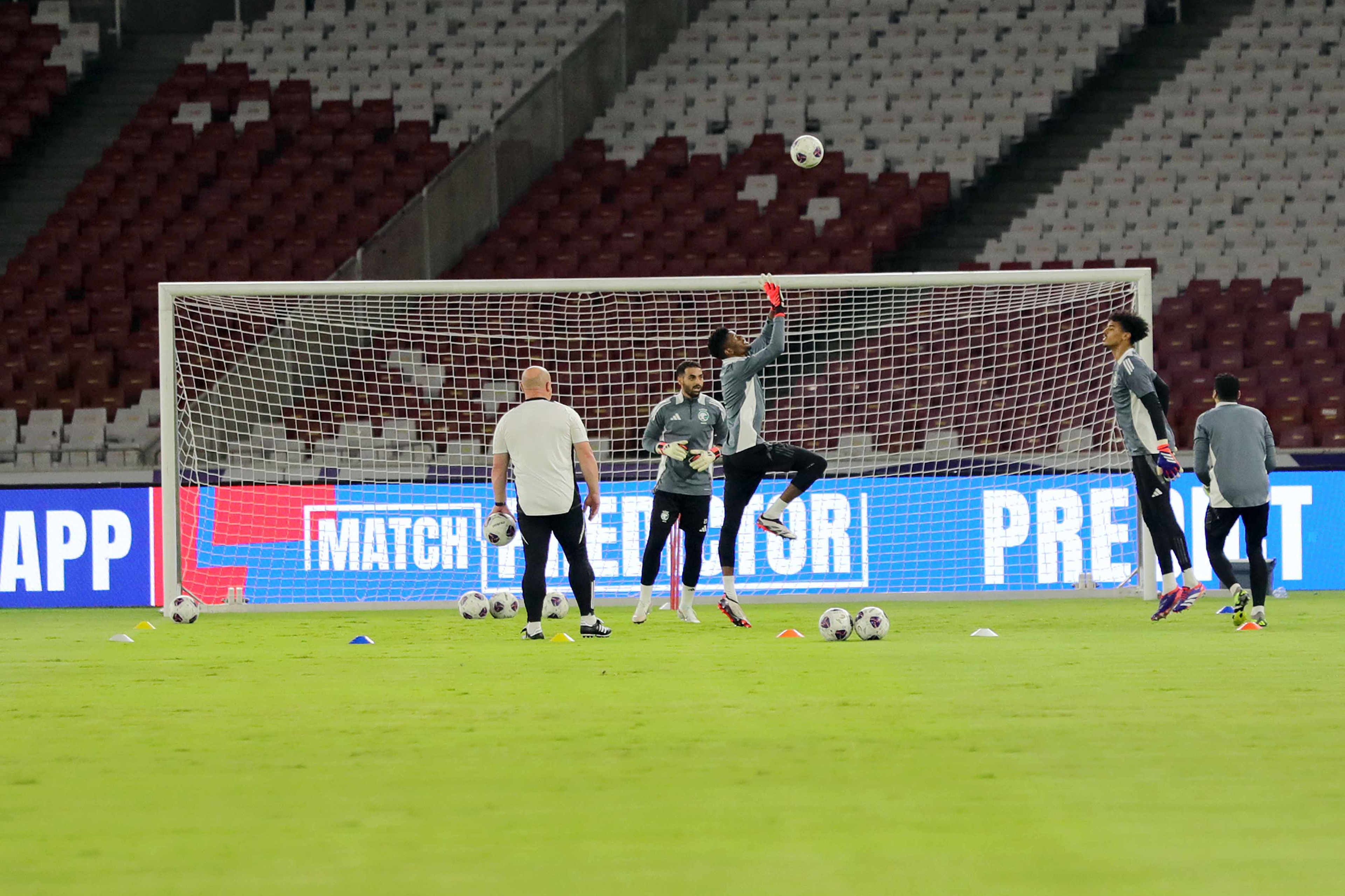 Jelang Lawan Timnas Indonesia, Penjaga Gawang Arab Saudi Digembleng dengan 3 Bola Berbeda